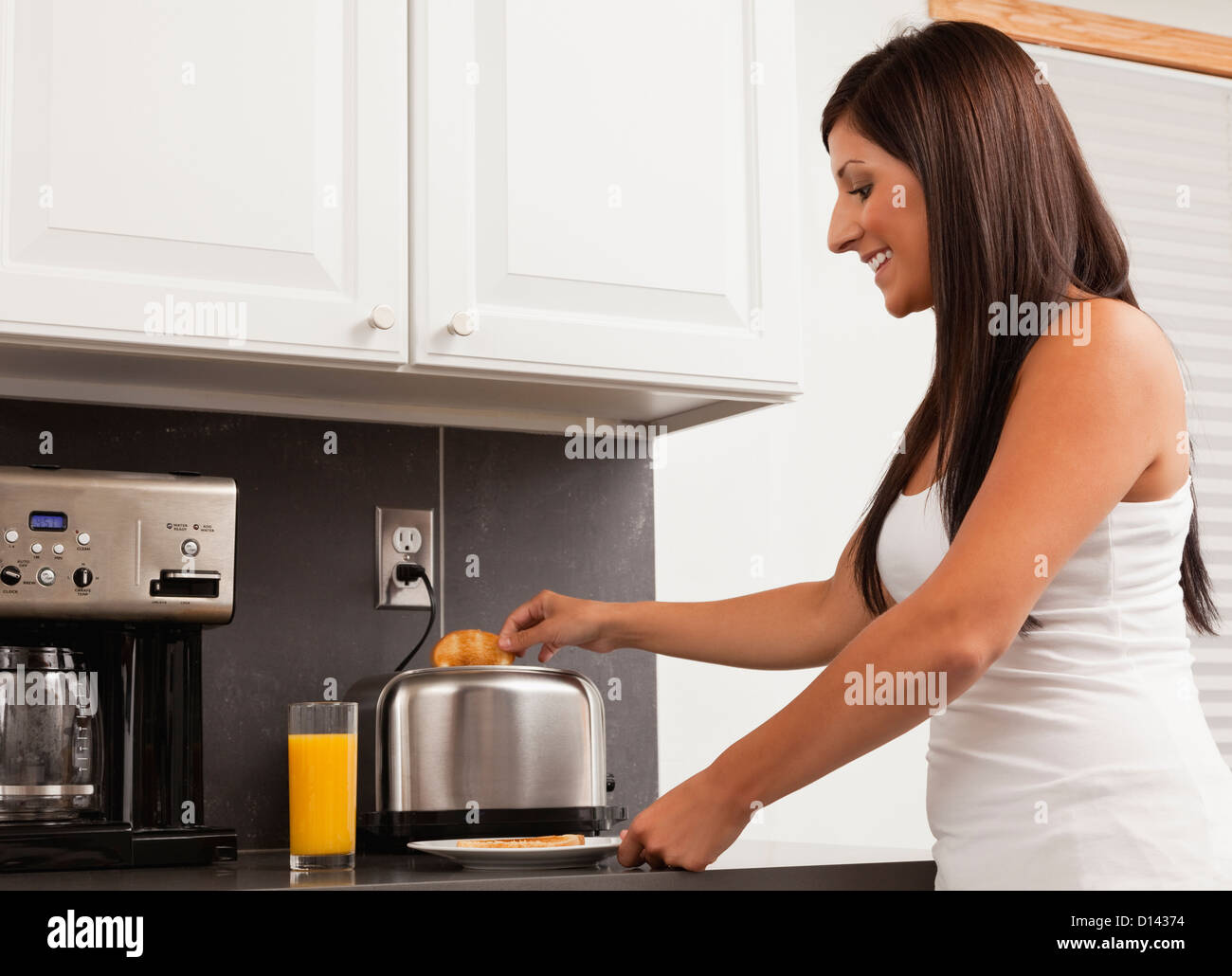 USA, Illinois, Metamora, junge Frau macht Toast Stockfoto