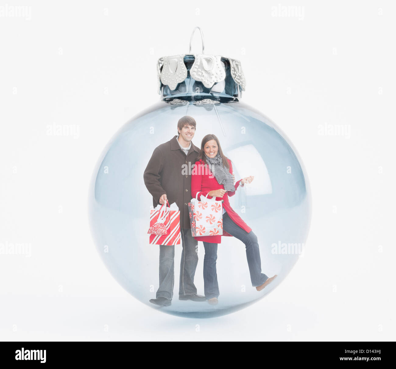 Digitalen Verbund von lächelnden Menschen mit Einkaufstüten in Weihnachten Lampe Stockfoto