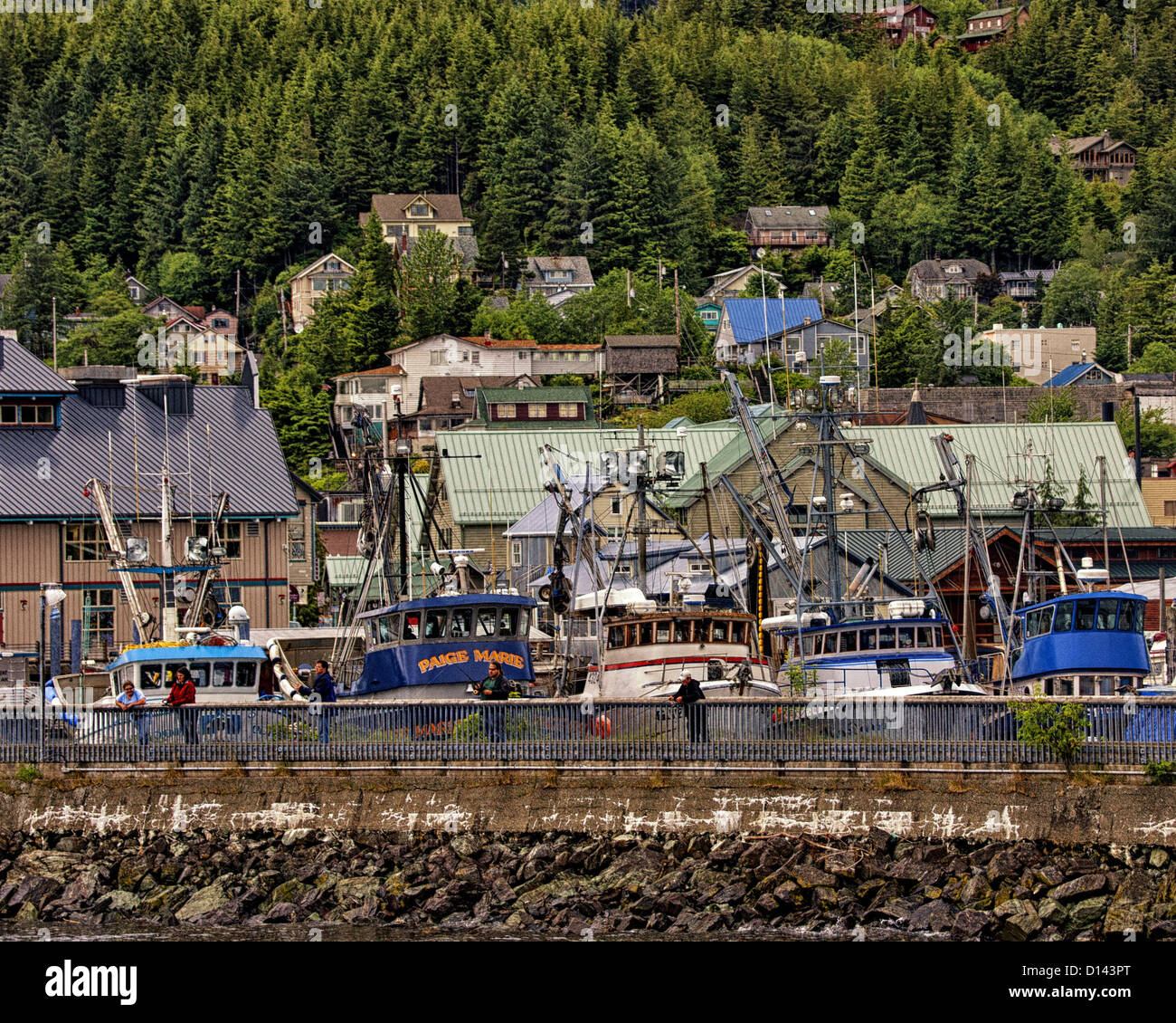 6. Juli 2012 - Ketchikan Gateway Borough, Alaska, Fisch-Ketchikan Einheimischen aus der Uferpromenade. Hinter ihnen kommerzielle Fischerei Wildschweine im Thomas Becken Boot Hafen angedockt sind. Ketchikan ist die südlichste und viertgrößte Stadt in Alaska. Befindet sich entlang der Tongass Narrows auf Revillagigedo Island im Tongass National Forest--der landesweit größte--es ist Alaskas erste Stadt genannt und bekannt als die Lachs-Hauptstadt der Welt. (Kredit-Bild: © Arnold Drapkin/ZUMAPRESS.com) Stockfoto