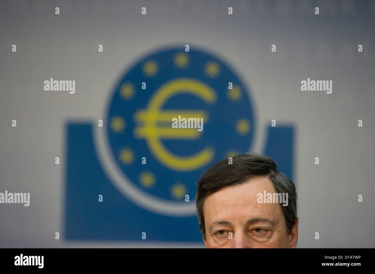 Präsident der Europäischen Zentralbank (EZB) Mario Draghi spricht bei der regulären Pressekonferenz der EZB nach der Ratssitzung in Frankfurt Main, Deutschland, 6. Dezember 2012. Zinsen bleiben unverändert auf niedrigem Rekordniveau von 0,75 Prozent. Foto: BORIS ROESSLER Stockfoto