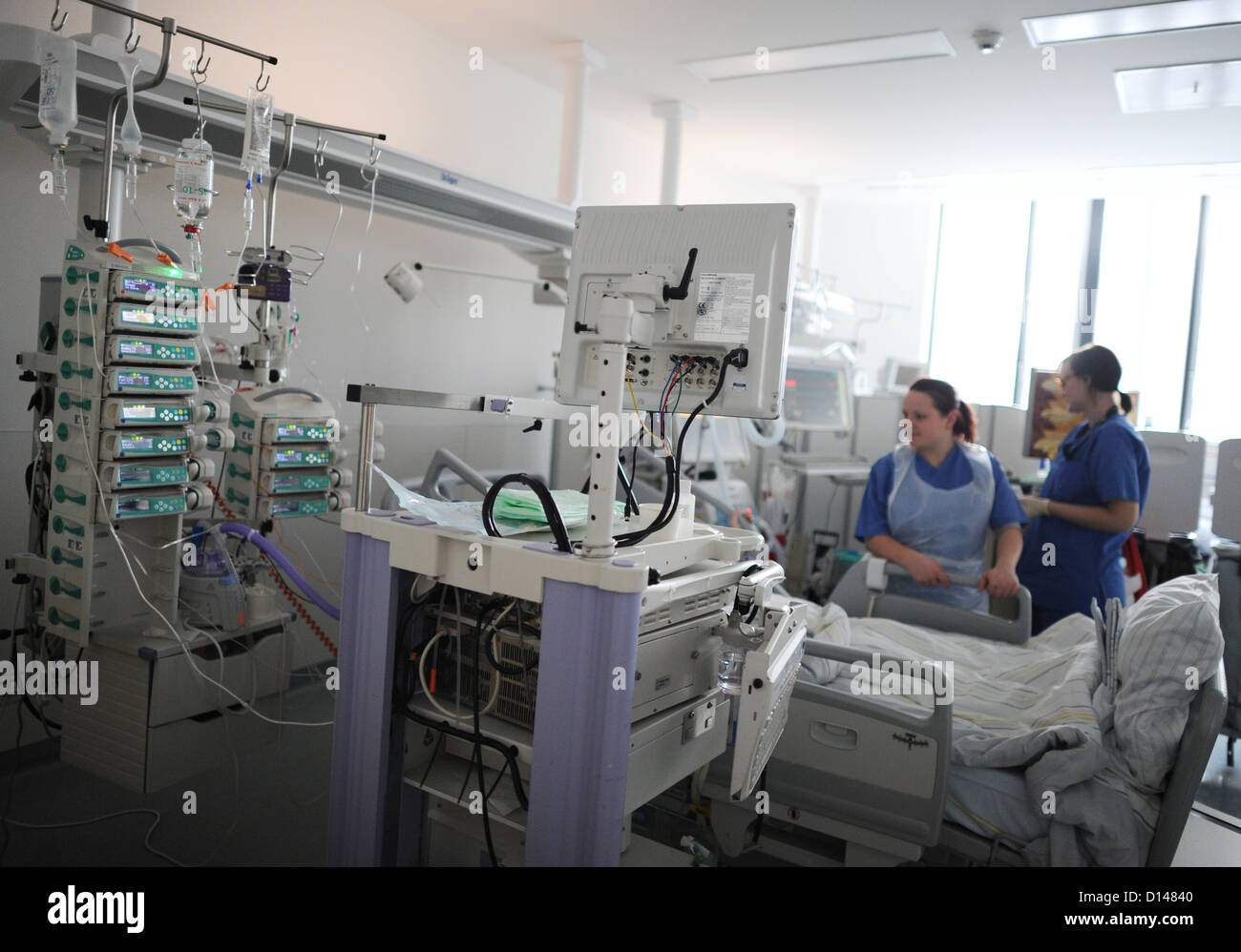 Ein Team von ICU Krankenschwestern neigen dazu, ein Patient auf der Intensivstation an der Universitätsklinik in Hamburg-Eppedorf, Deutschland, 6. Dezember 2012. Foto: Angelika Warmuth Stockfoto