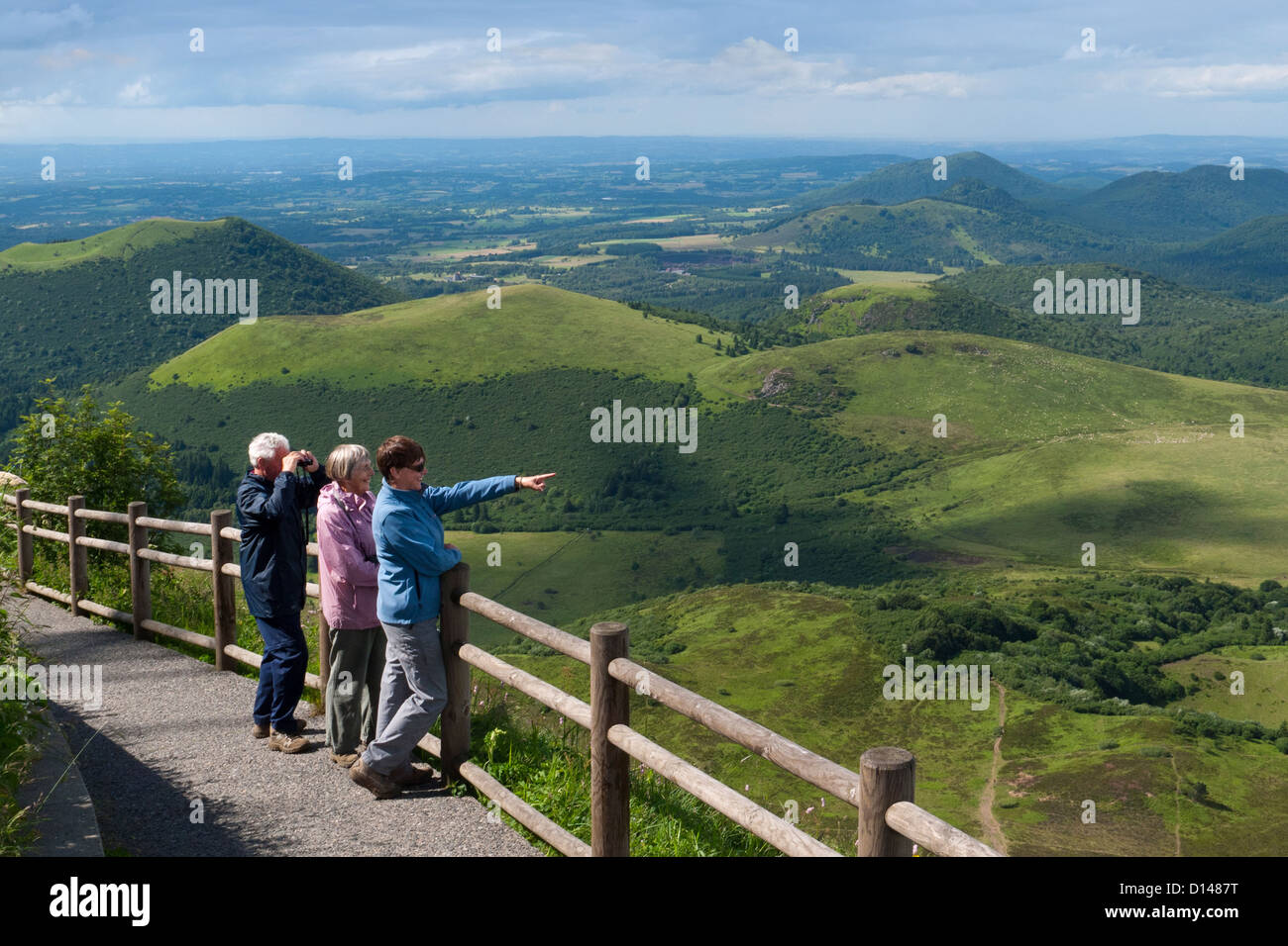 Touristen-Blick vom Gipfel des Puy de Dome auf die Vulkanlandschaft des Puy de Dome in der Auvergne, Frankreich Stockfoto