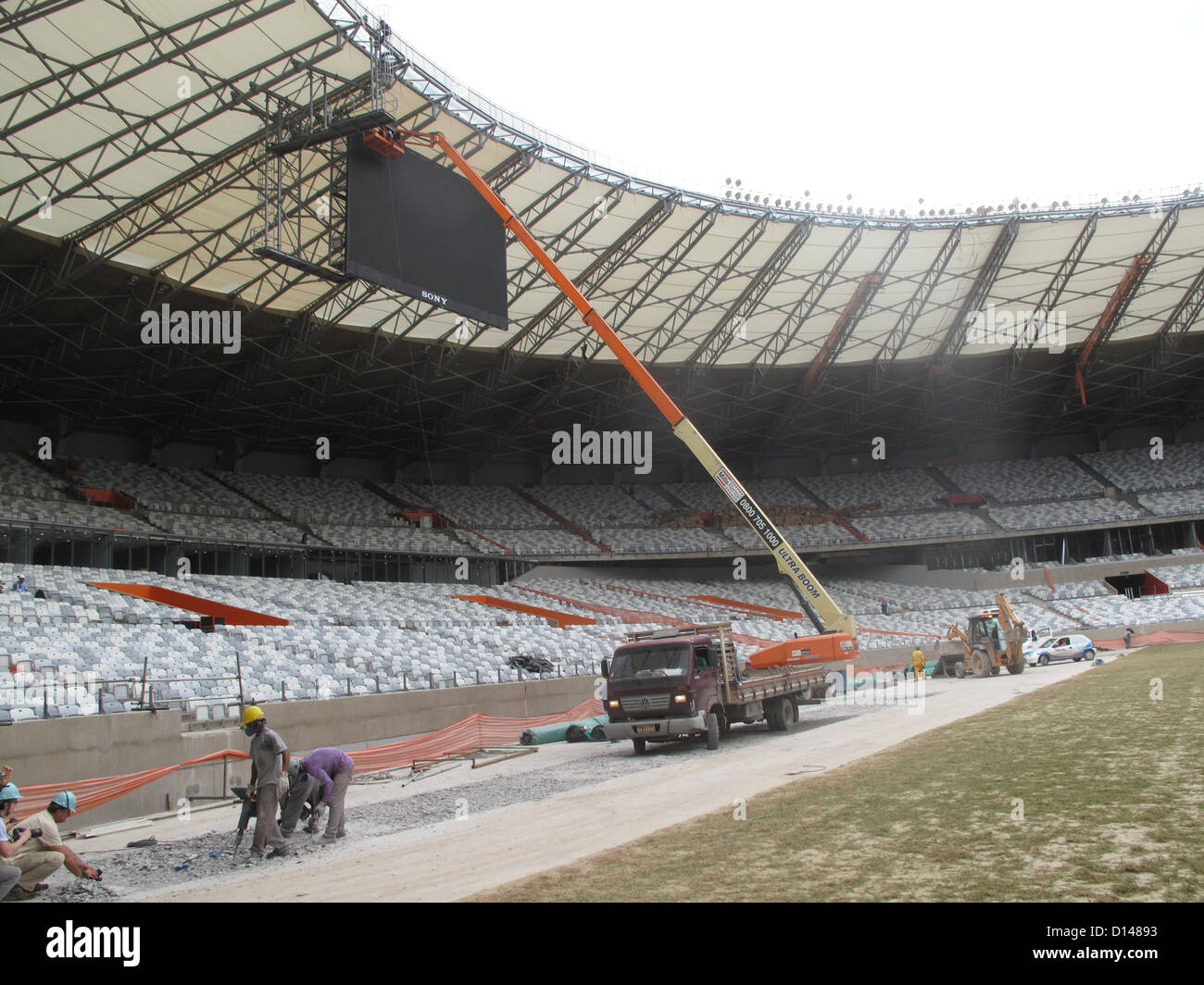 Bauarbeiten im Mineirão Stadion in Belo Horizonte, Brasilien, 3. Dezember 2012. Das Stadion wurde 1965 gegründet und ist derzeit eine größere Renovierung. Einmal fertig, es wird eine Kapazität von 62.000 Zuschauern haben und ist eines der Stadien der FIFA-Konföderationen-Pokal 2013 und die FIFA WM 2014. Foto: Arne Richter/dpa Stockfoto