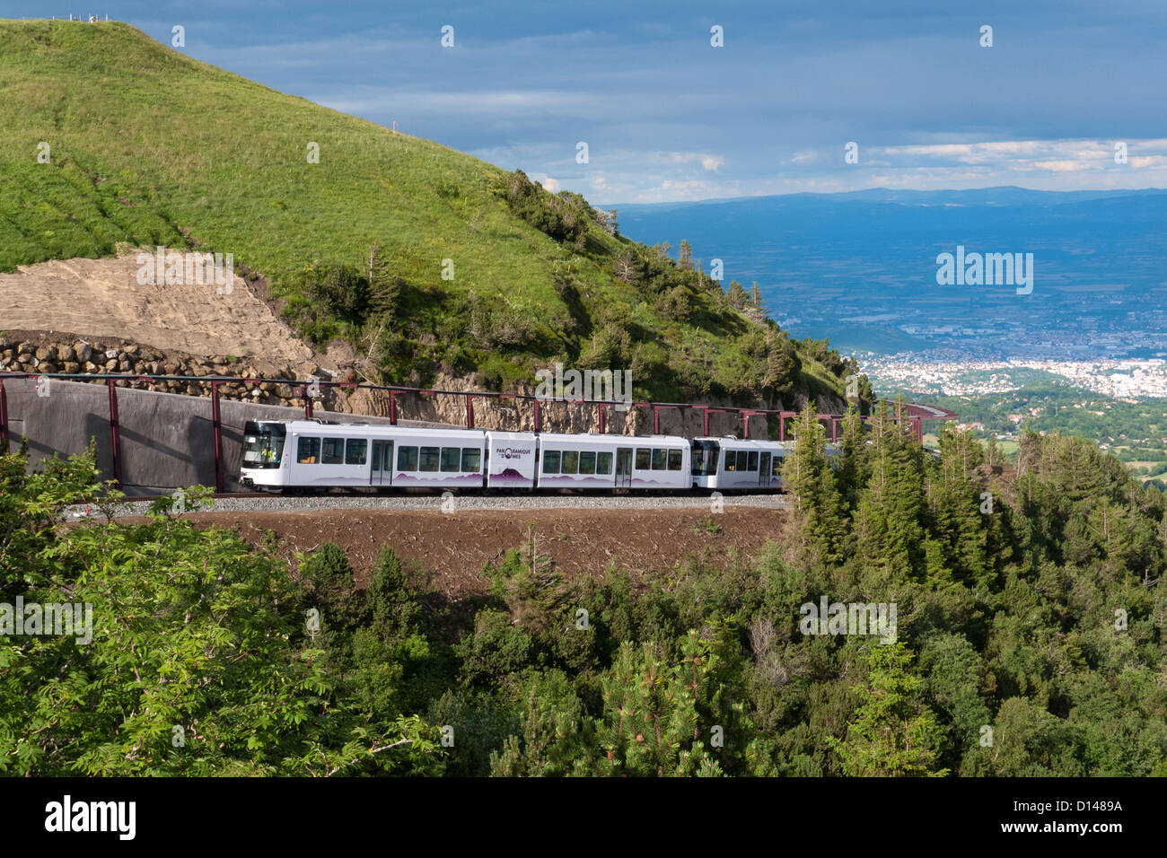Neuer Panoramique des Dom elektrische Zahnradbahn, trainieren, Ankunft an der Spitze der Puy de Dome Vulkan, Auvergne, Frankreich Stockfoto