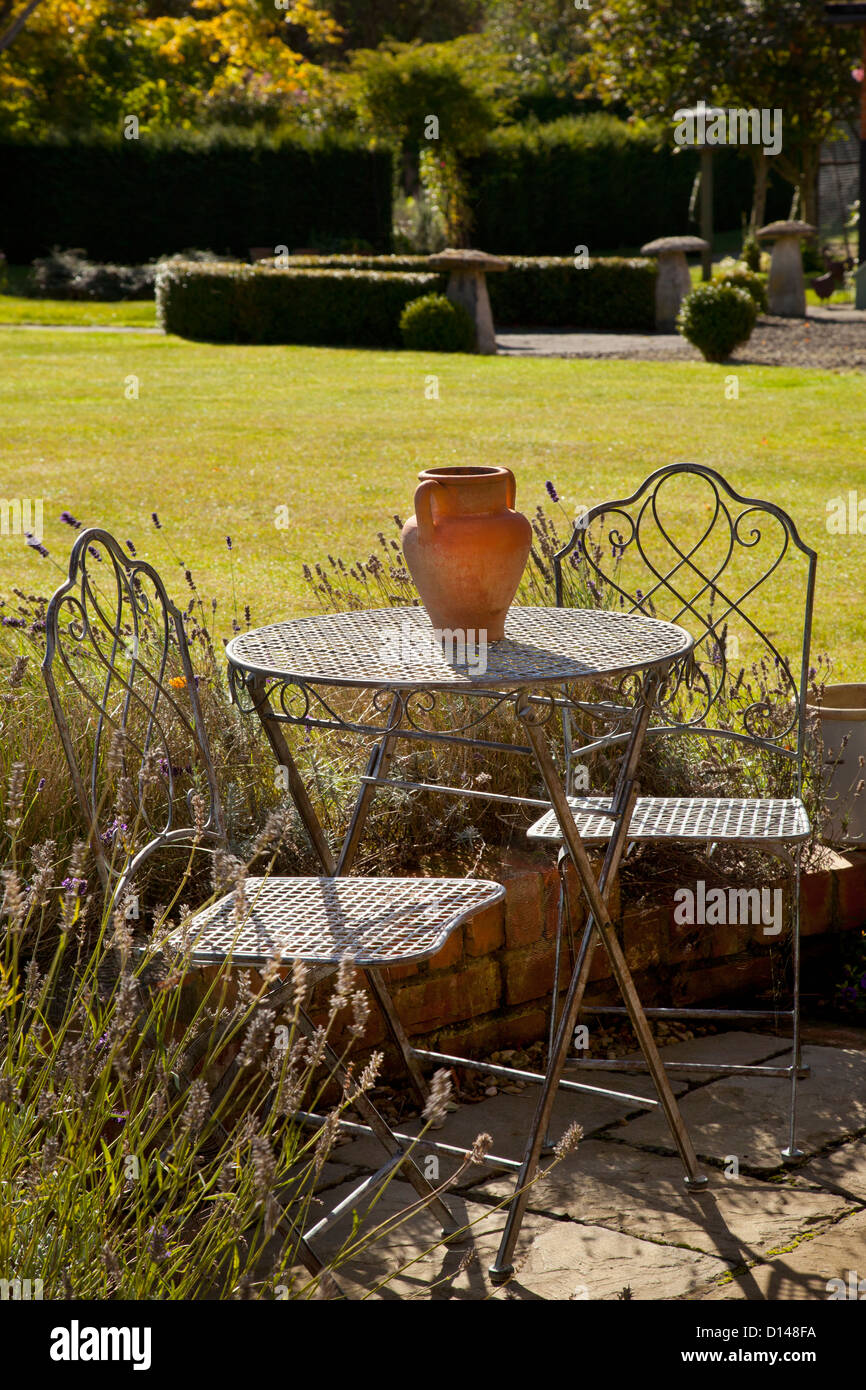 Französischen Stil Metall Gartenmöbel Tisch und Stühlen mit Terrakotta-Topf im englischen Garten Stockfoto