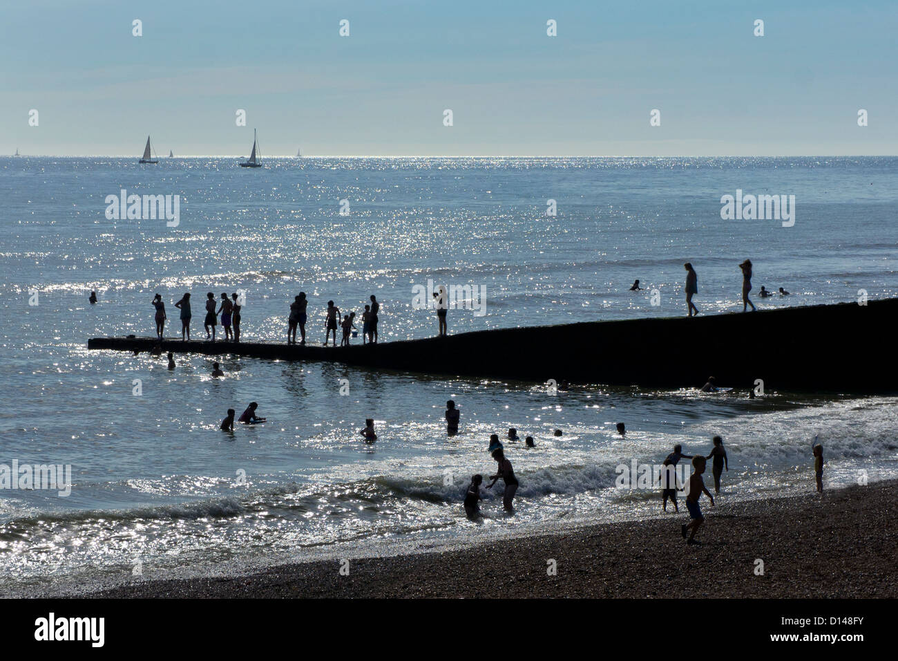 Urlauber am Strand von Saltdean, East Sussex, England Stockfoto