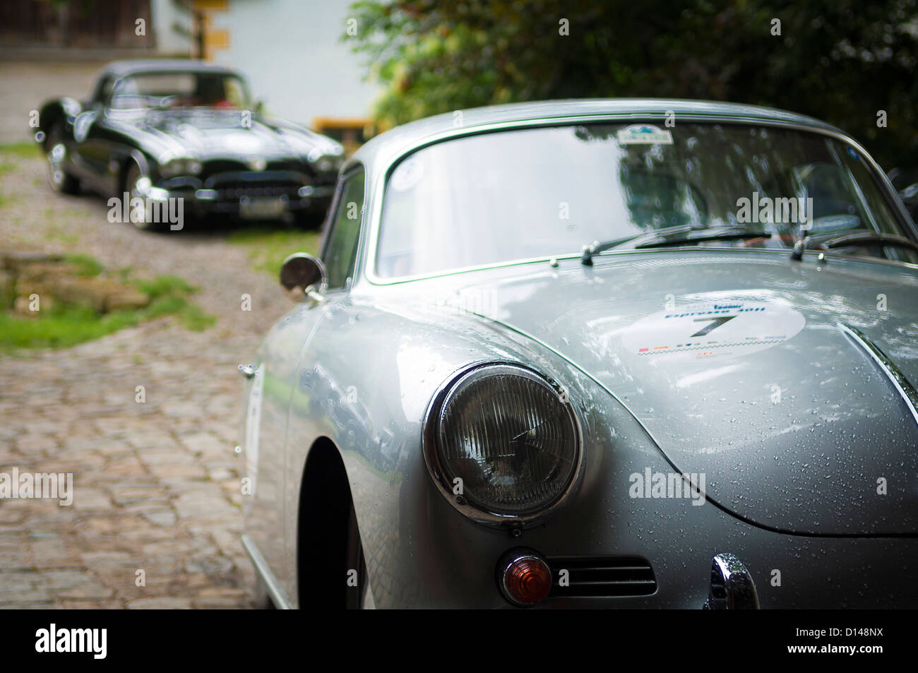 Klassische Porsche 356 mit Chevrolet Corvette in Bachground Stockfoto