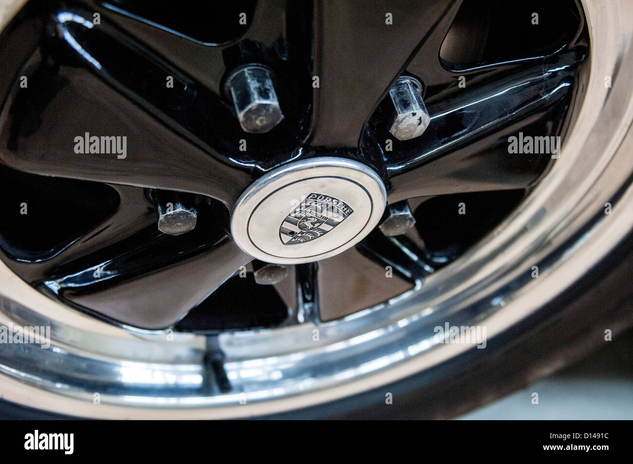 Oldtimer Porsche-Detail - Fuchs-Felge Stockfotografie - Alamy