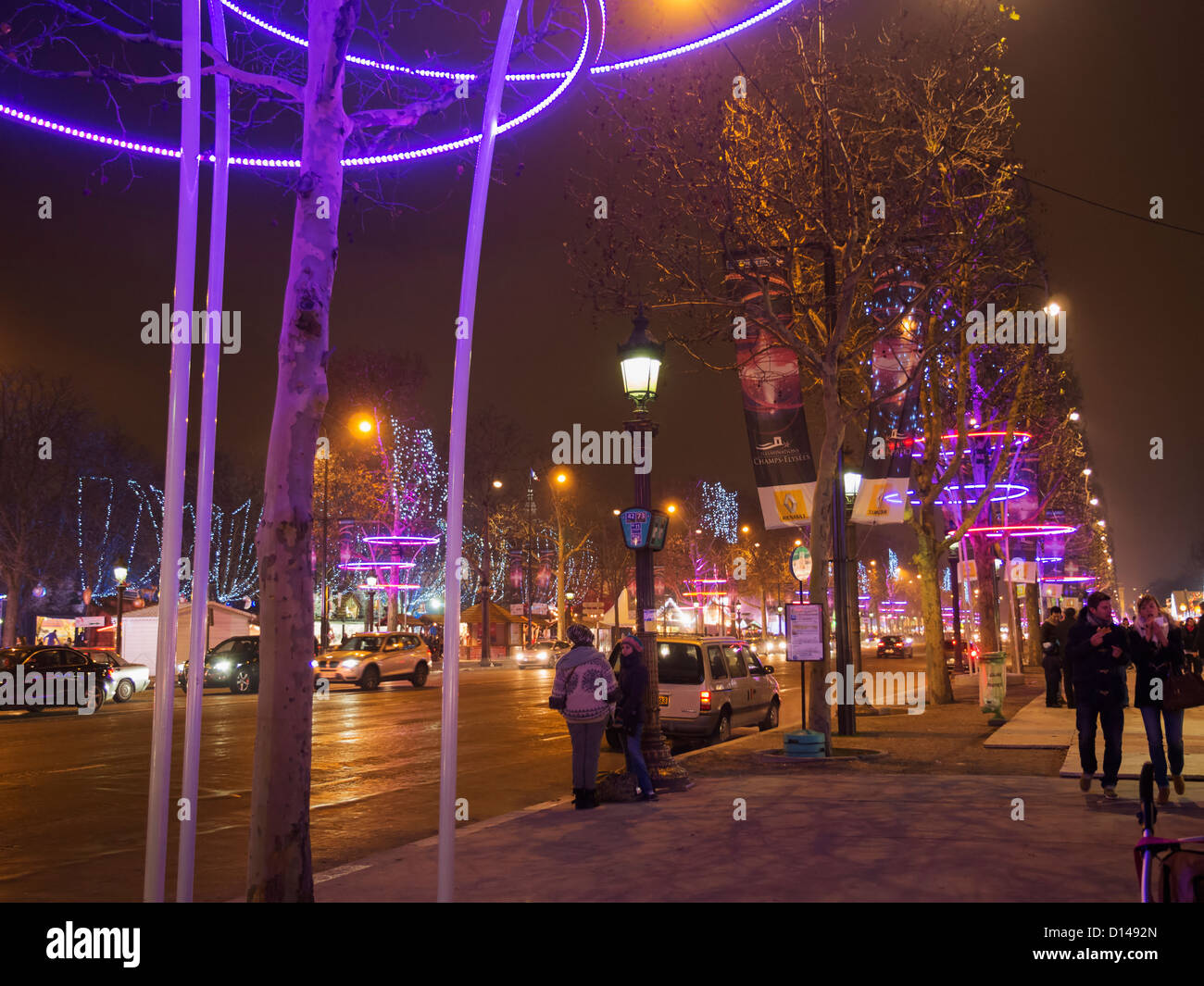 Paris zu Weihnachten, die Champs-Elysees in der Nacht. Stockfoto