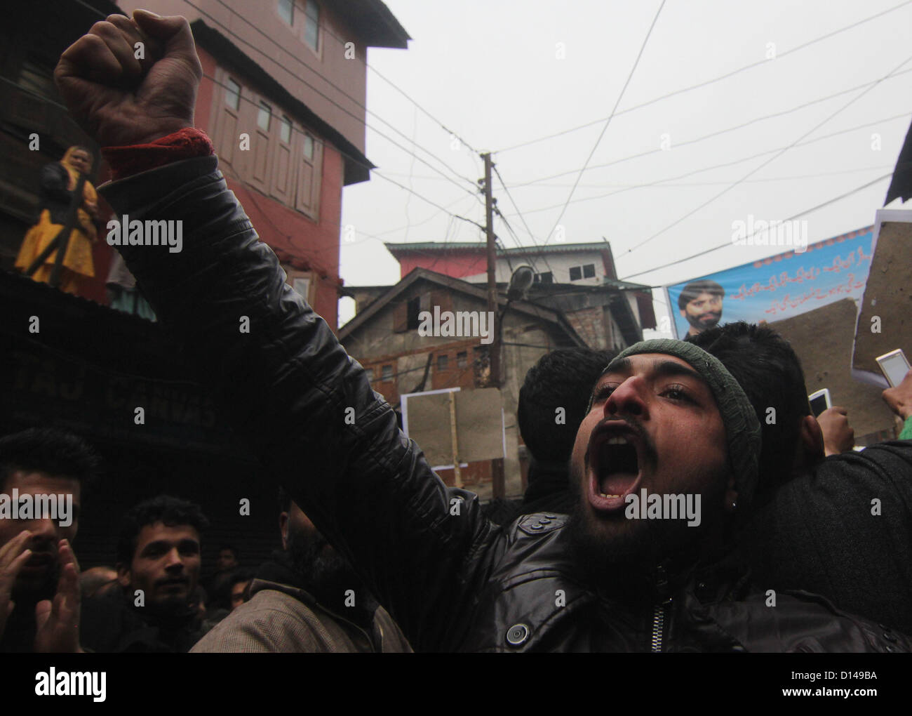 Srinagar, Indien. 7. Dezember 2012 - schreien Fans von Jammu und Kaschmir Liberation Front (GEISELN) pro Freiheit Parolen während einen Protestmarsch in Srinagar der Sommerhauptstadt von indischen Kaschmir am 12.07.2012 Protest war gegen Gerichtsurteil gegen Ex-Kämpfer, beschreibt es als Regierung der Indias Versuch, Menschen durch Justiz zu besiegen. Foto/Altaf Zargar/Zuma Press (Kredit-Bild: © Altaf Zargar/ZUMAPRESS.com) Stockfoto