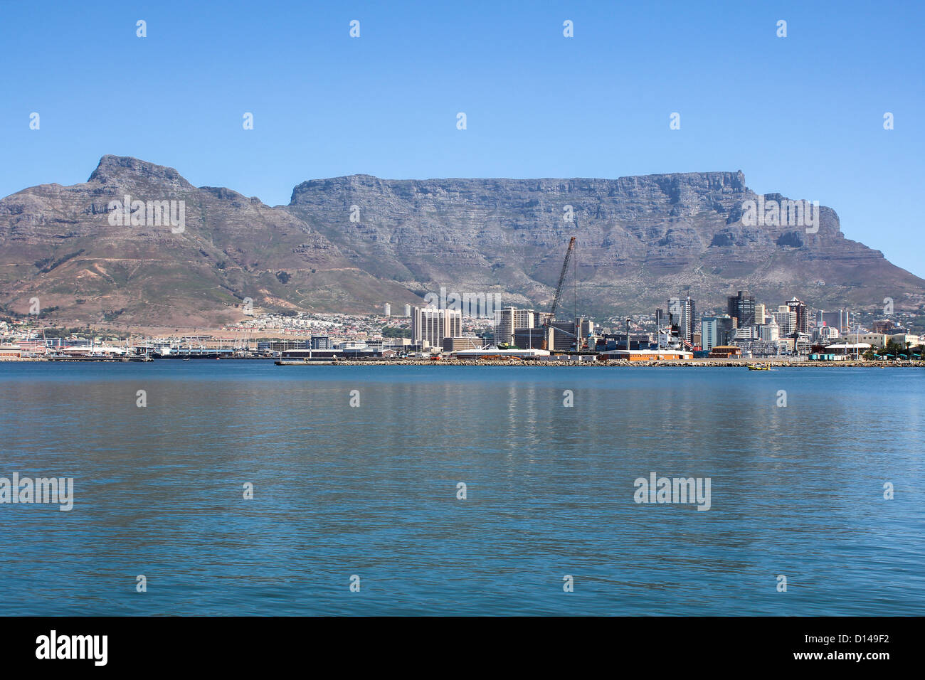 Hafen von Kapstadt mit dem Tafelberg Stockfoto