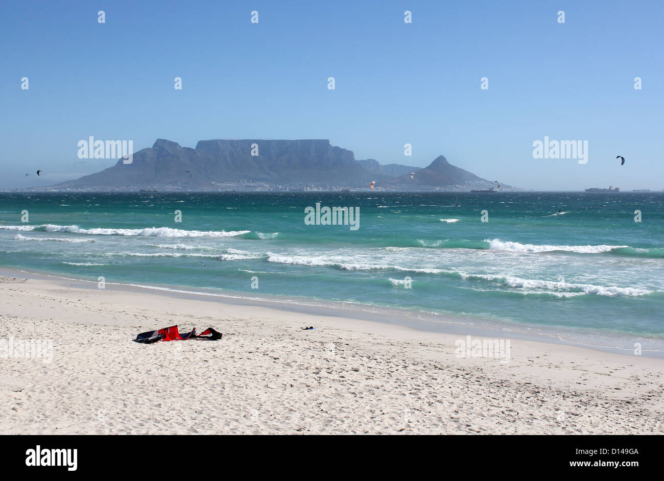 Kiteboarder in Milnerton Strand in Kapstadt, Südafrika Stockfoto