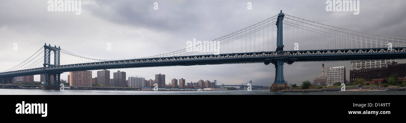 Panorama der Manhattan Bridge bei bewölktem Wetter Stockfoto