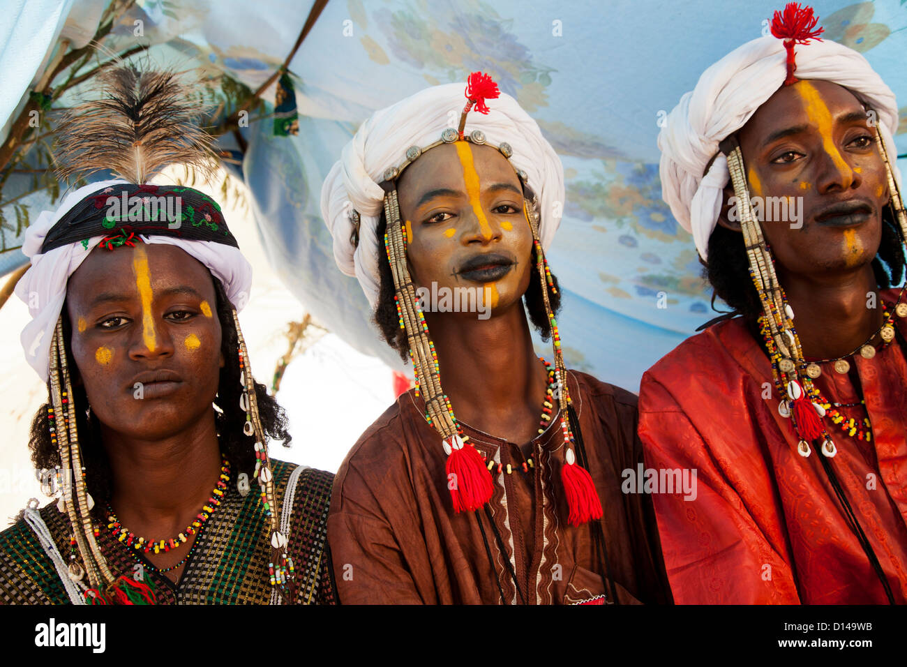 Drei junge Wodaabe Nomaden sind bereit für das jährliche Festival der Gerewol der Schönheit und des Tanzes im Norden Nigers Stockfoto