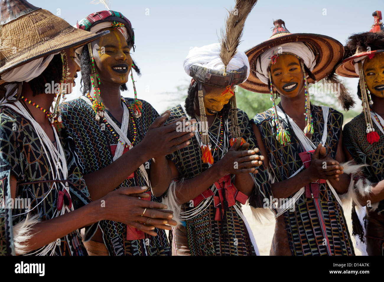 Wodaabe junge Männer sind die traditionelle Gerewol-Tanz auf dem traditionellen Gerewol-Festival in Nordniger tanzen Stockfoto