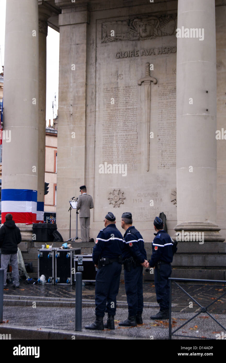 Gendarmen auf Parade am Remembrance Sunday, (Jour du Souvenir), Monument Aux Morts, Toulouse, Haute-Garonne, Midi - Pyréneés, Occitanie, Frankreich Stockfoto