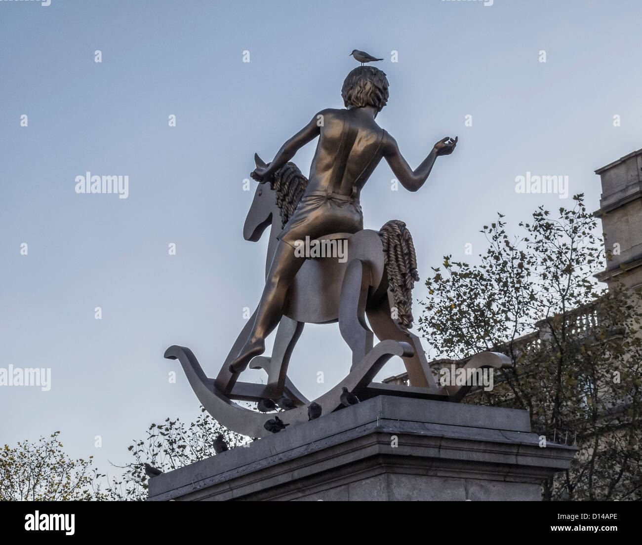 Skulptur eines jungen auf einem Schaukelpferd auf dem Fourth Plinth am Trafalgar Square. "Machtlos Strukturen" von Elmgreen und Dragset Stockfoto