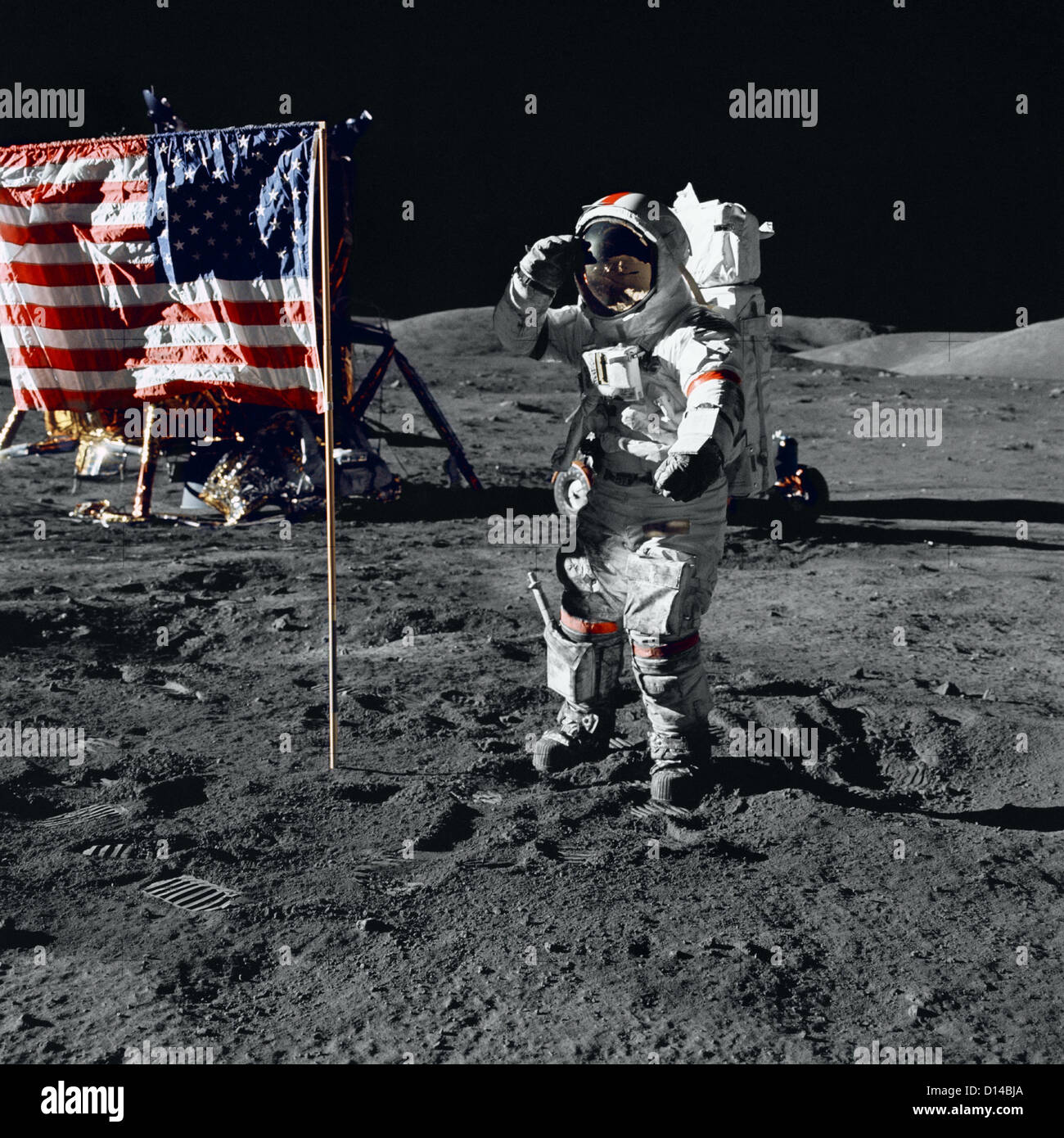 Astronaut Gene Cernan, Kommandant der Apollo 17, würdigt die Flagge der Vereinigten Staaten auf der Mondoberfläche während Extravehicular Activity (EVA) von der Mission der NASA letzten Mondlandung der Apollo-Serie 13. Dezember 1972. Die Crew 12,5 Tage im Weltraum, einschließlich drei Tage auf der Mondoberfläche und ist die letzte Zeit Mensch einen Fuß auf dem Mond. Stockfoto