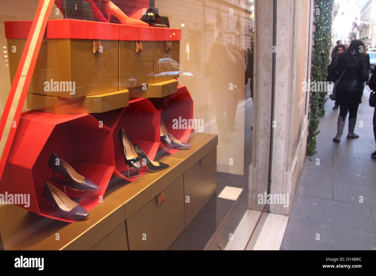 6. Dezember 2012 Weihnachtsschmuck und shopping auf via Condotti Modestraße von der spanischen Treppe in Rom Italien Stockfoto