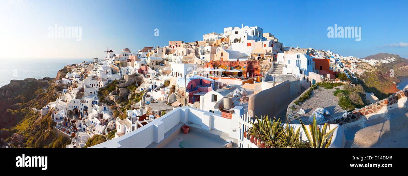 Traditionelle Dorf Oia auf Santorin in Griechenland. Panorama-Bild Stockfoto