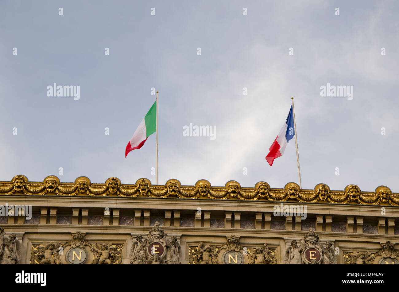 Italienische und französische Flagge auf der Oberseite der Opéra Palais Garnier Stockfoto