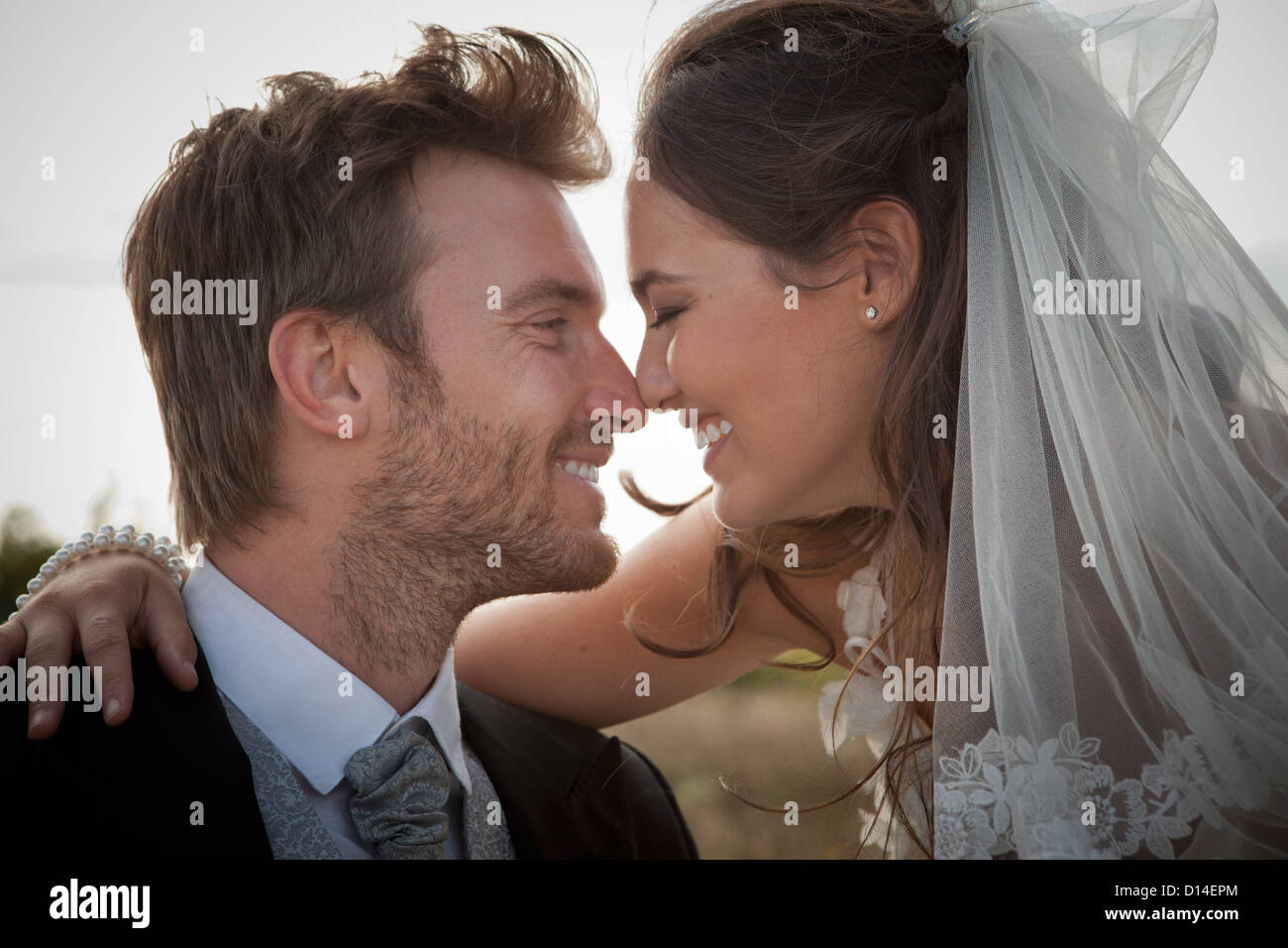 Brautpaar, die Nase zu berühren Stockfoto