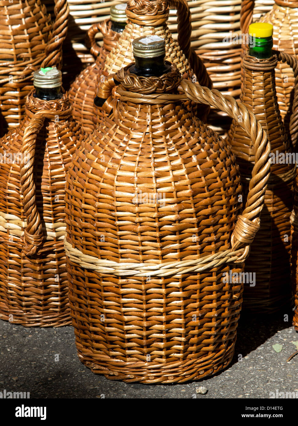 Wein-Flaschen geschützt mit Rohrstock Stockfoto