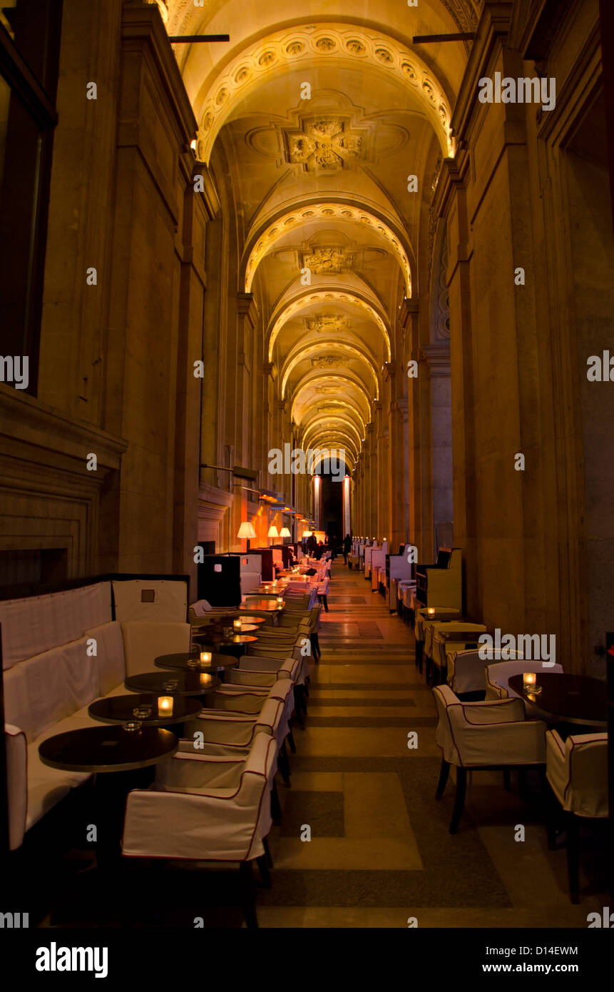 Café Marly im Palais Royal, Museum du Louvre in Paris. Ile-de-France, Paris, Frankreich. Stockfoto