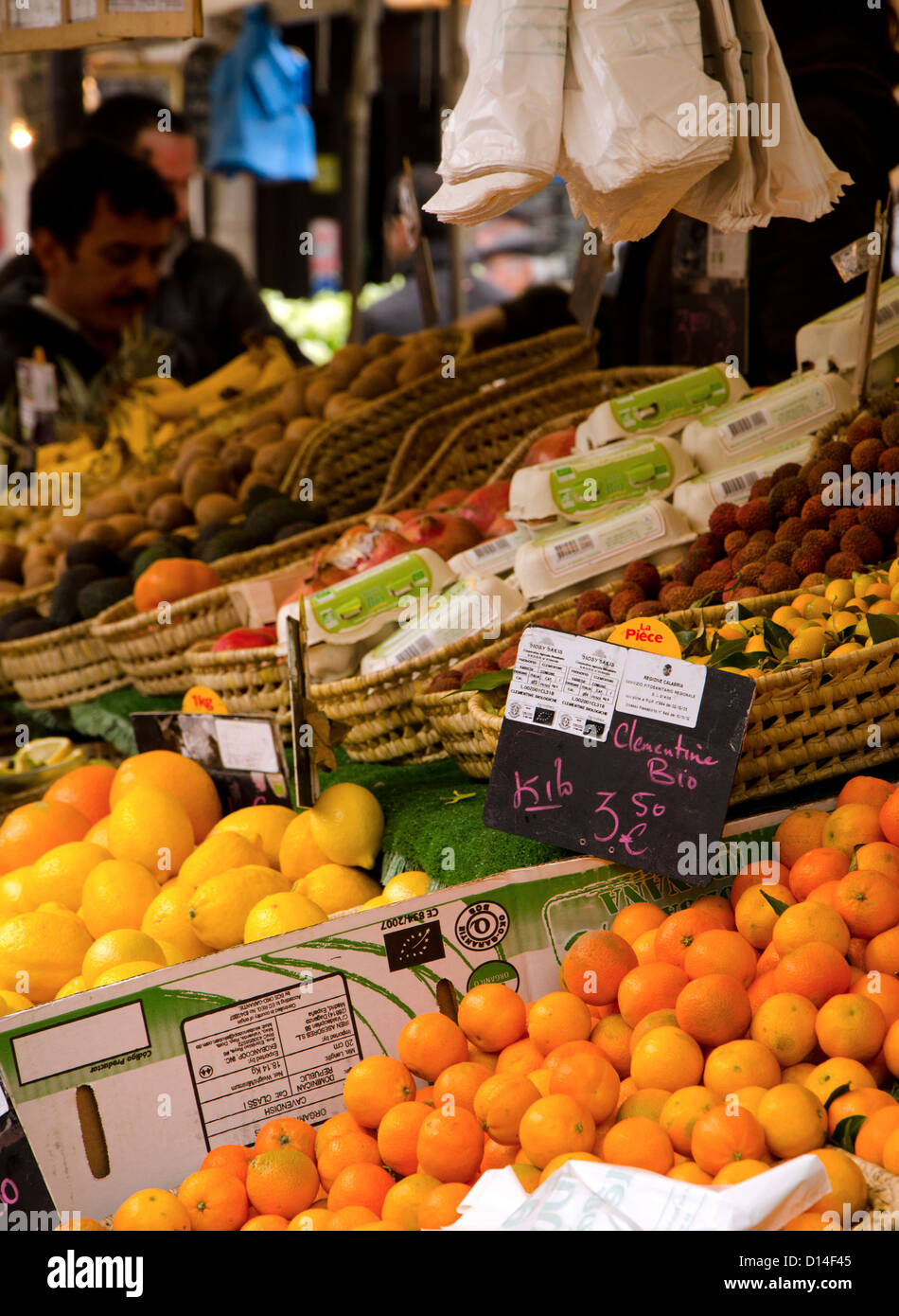 Aligre outdoor Food Market, Markt auf dem Platz der Aligre und Straße, die Rue Aligre. Paris, Frankreich. Obst auf dem Display Aligre Markt. Stockfoto