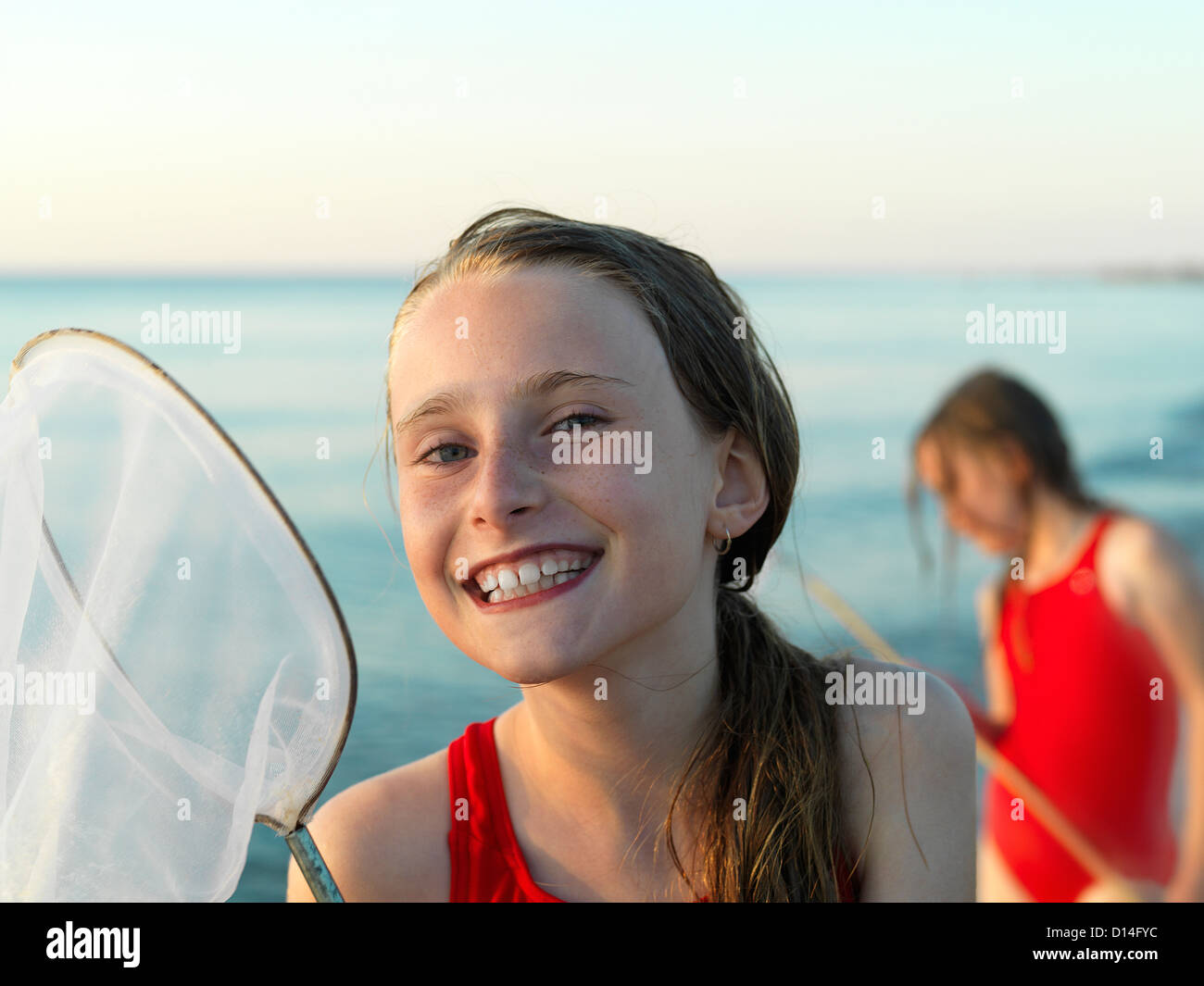 Mädchen im seichten Wasser Angeln Stockfoto