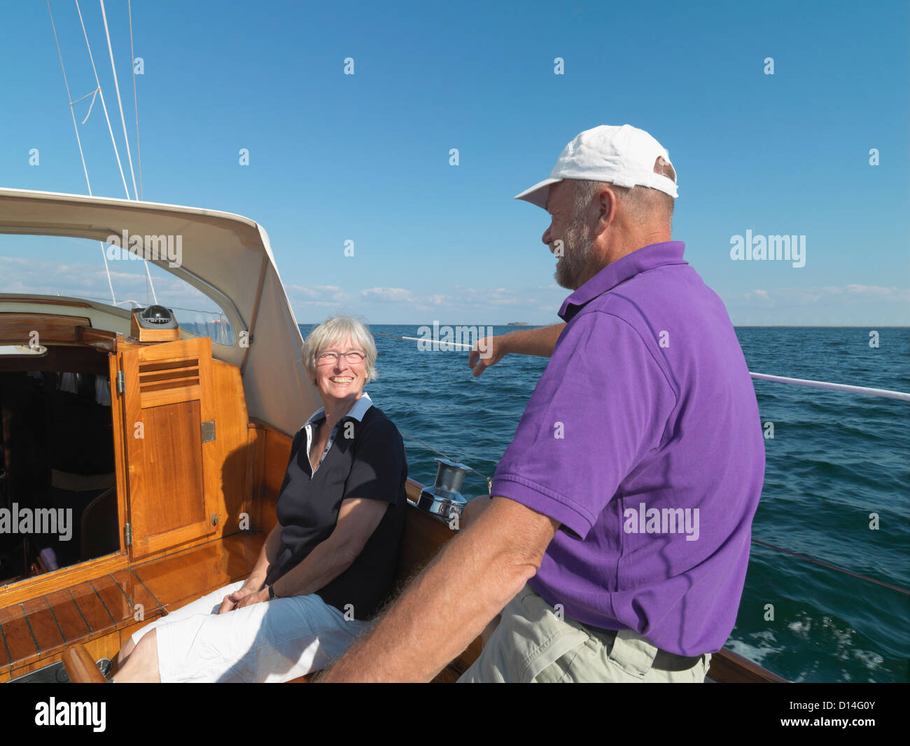 Älteres Ehepaar zusammen am Meer segeln Stockfoto