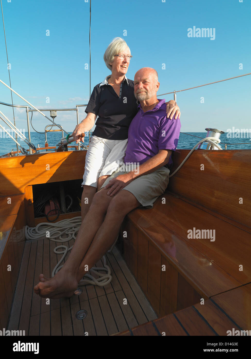 Älteres Ehepaar entspannend auf Segelboot Stockfoto