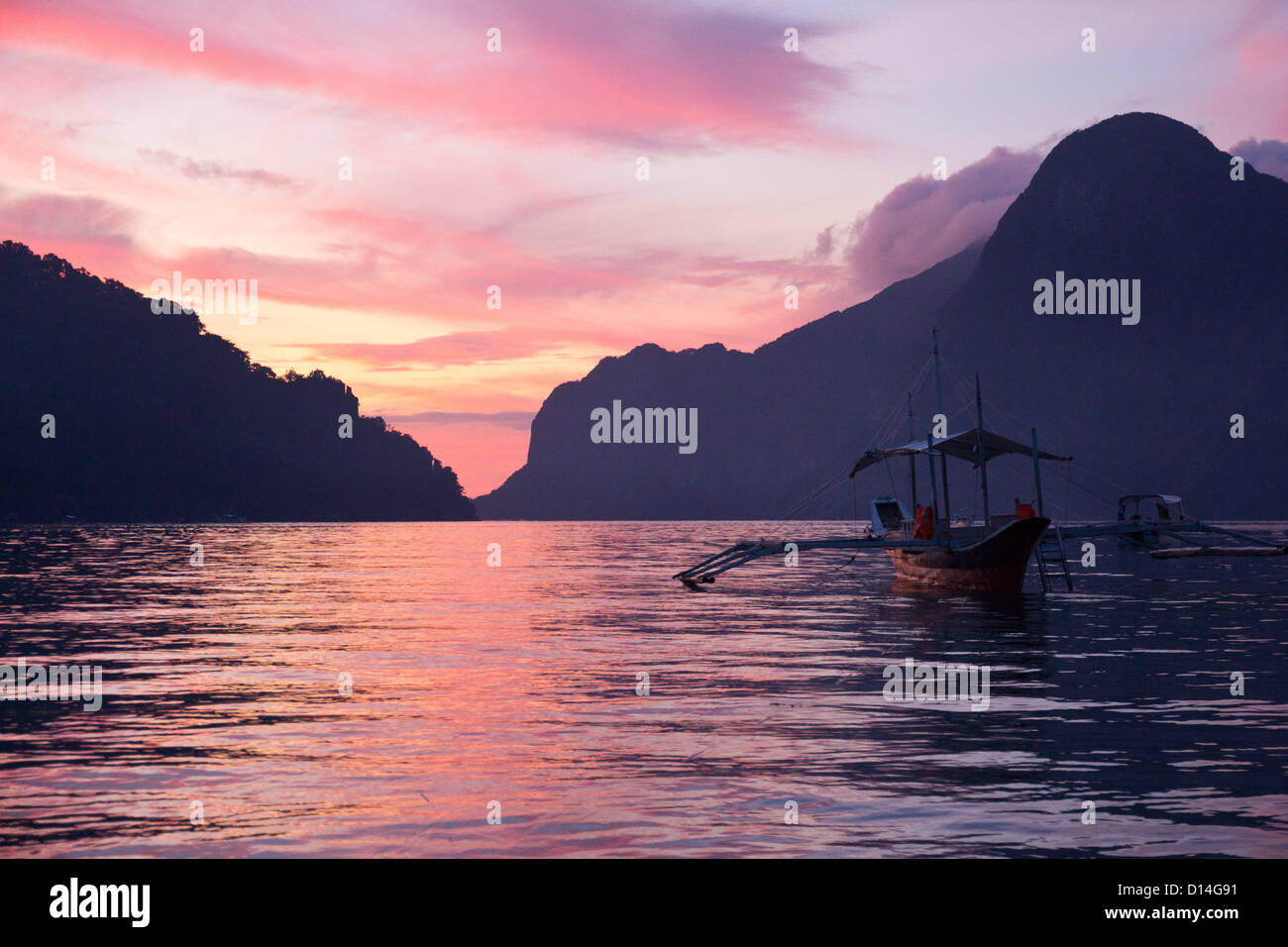 Ein Katamaran (Banca) sitzt gelassen, Bucht von El Nido, Palawan Stockfoto