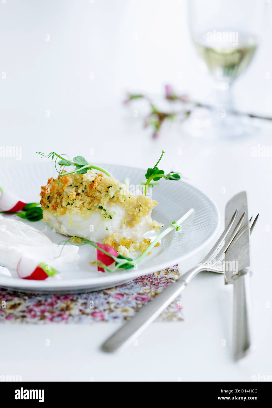 Platte mit Käserand Fisch Stockfoto