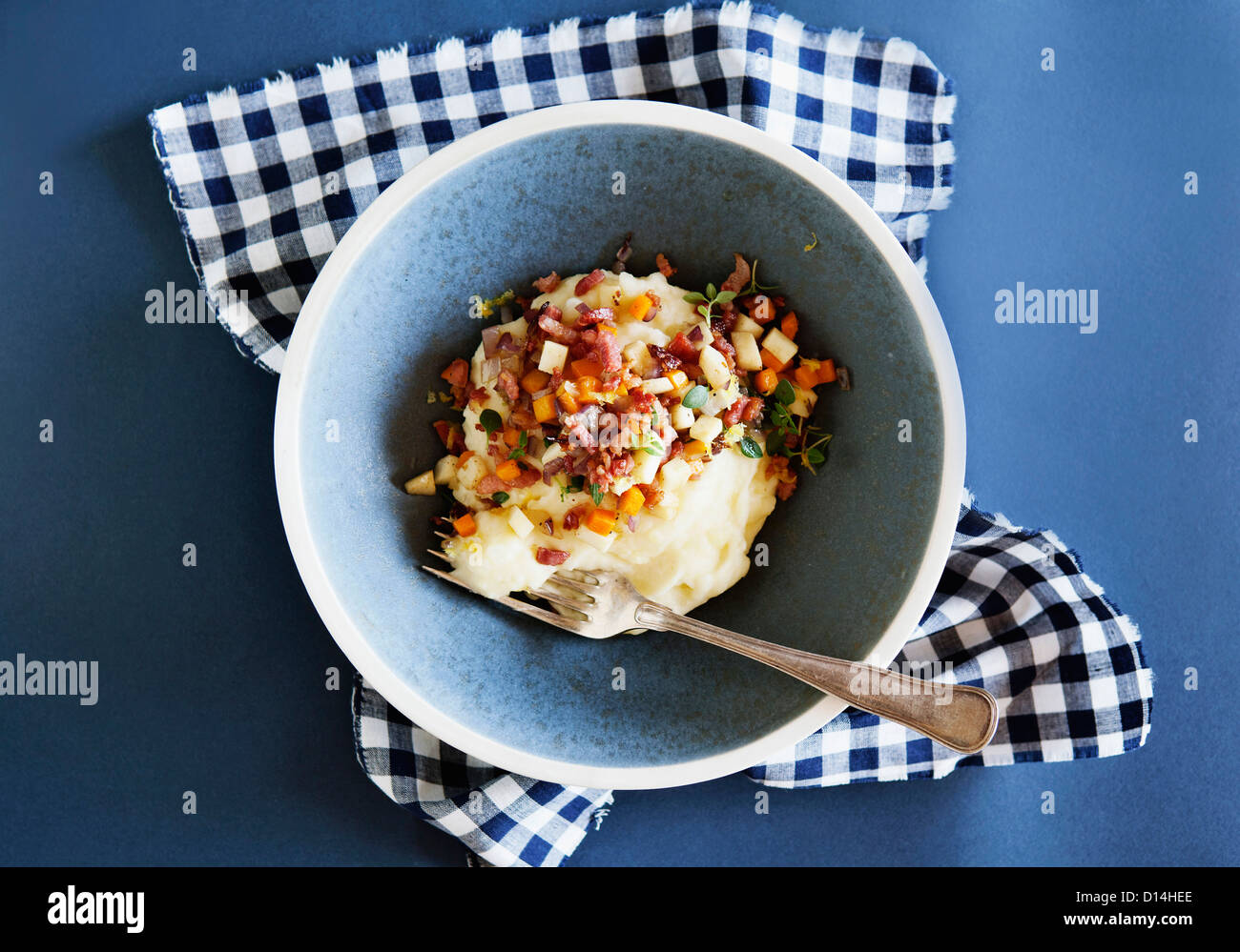 Schüssel mit gestampften Kartoffeln mit Speck Stockfoto