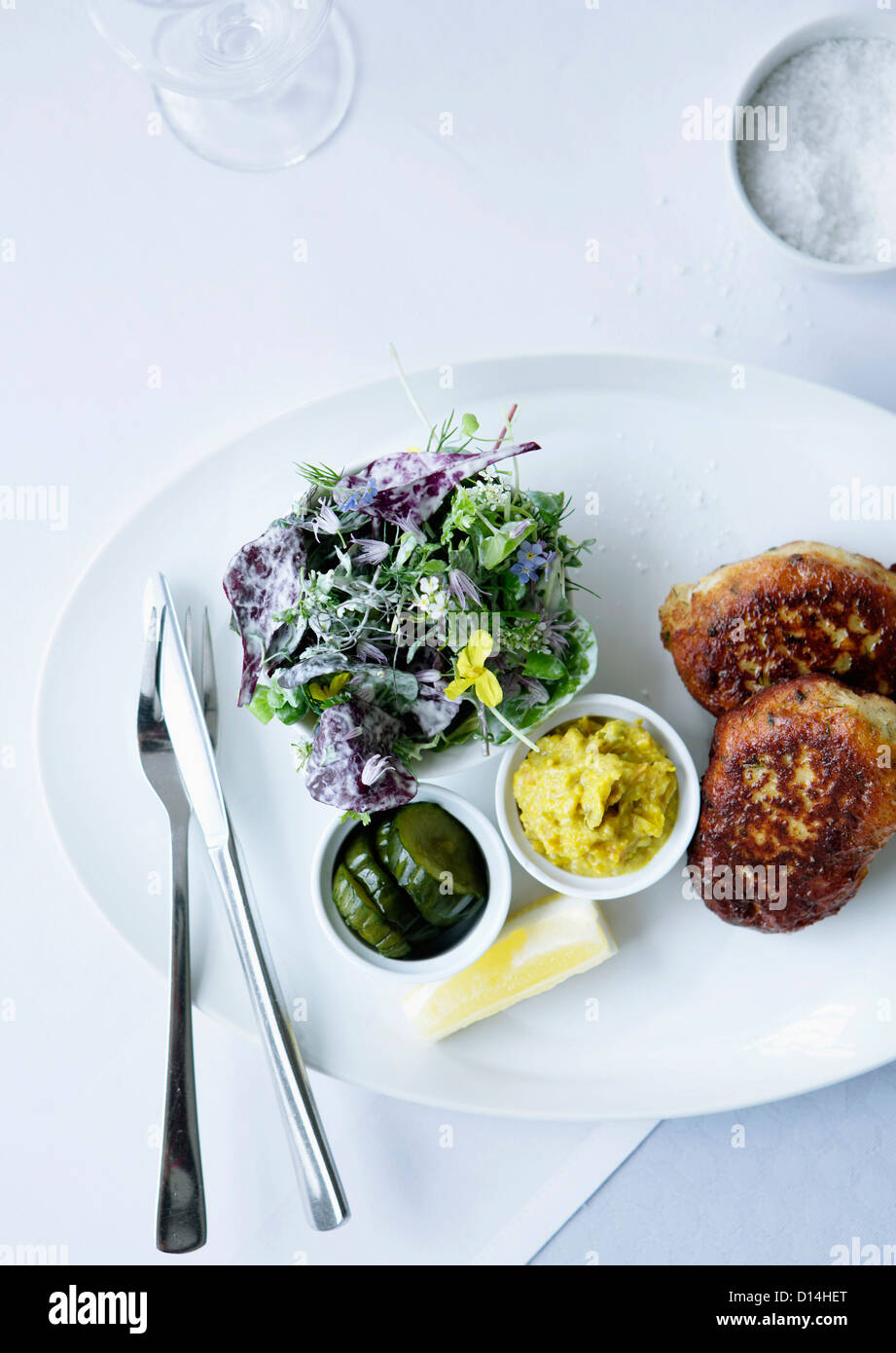 Platte mit Fisch mit Kräutersalat Stockfoto