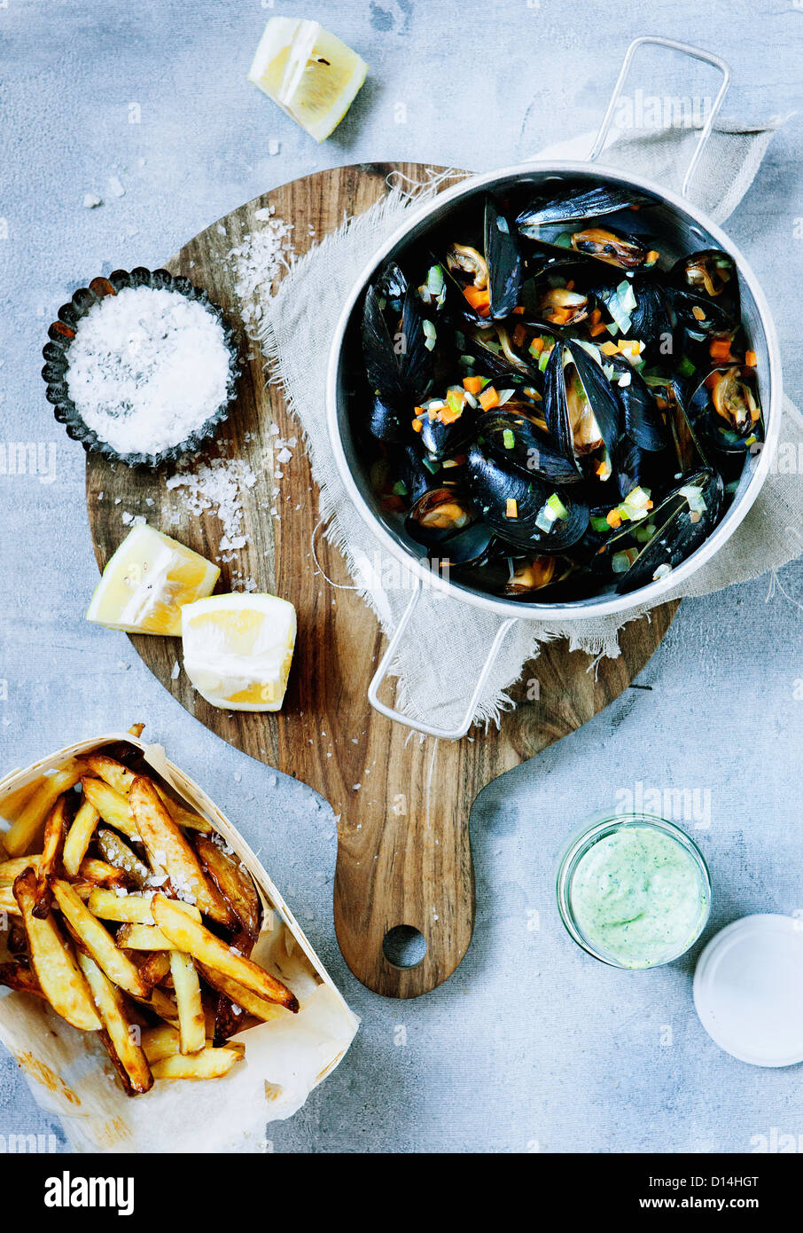 Platte mit gedämpfte Muscheln und Pommes frites Stockfoto