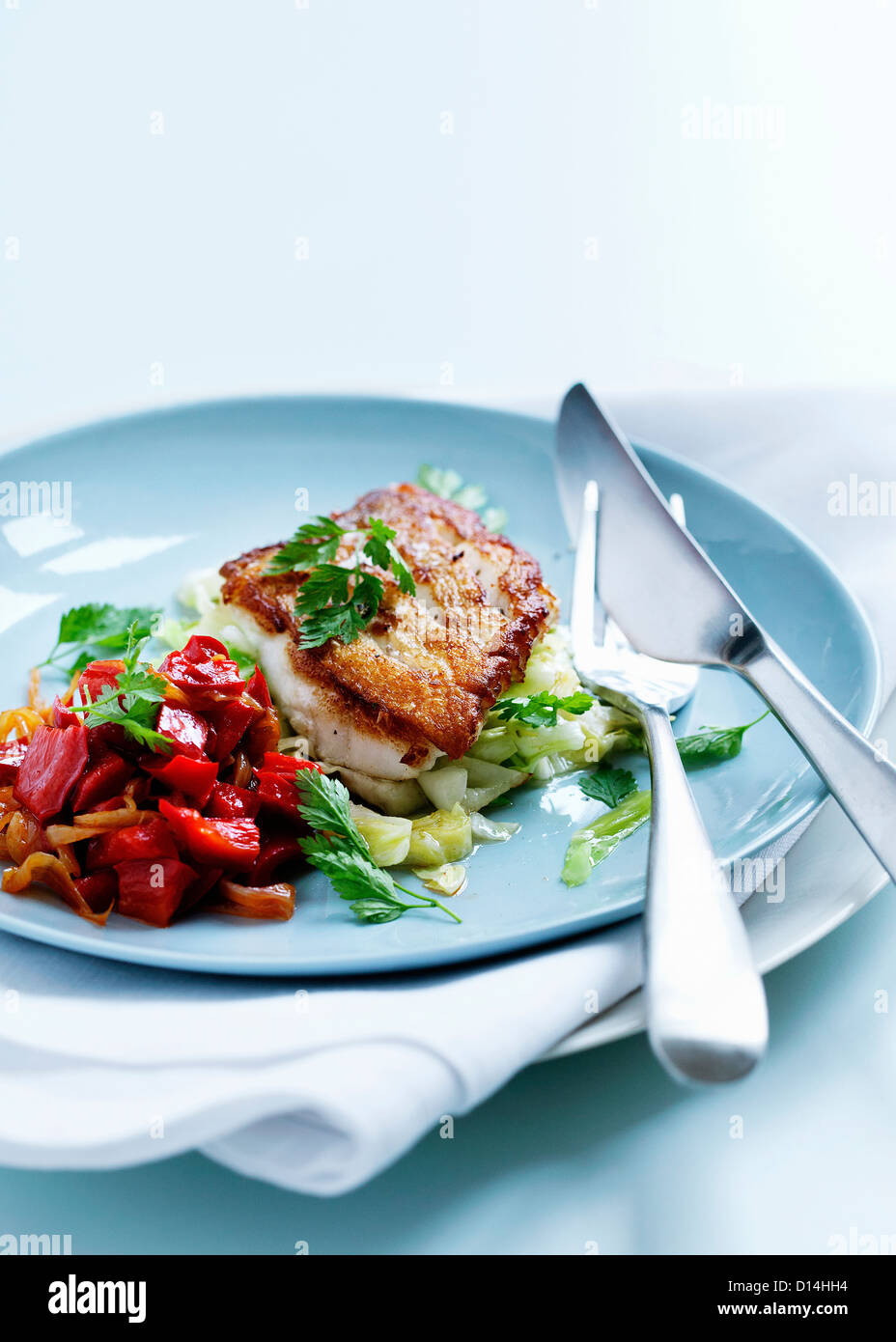 Teller mit gebratenen Fisch und Salat Stockfoto