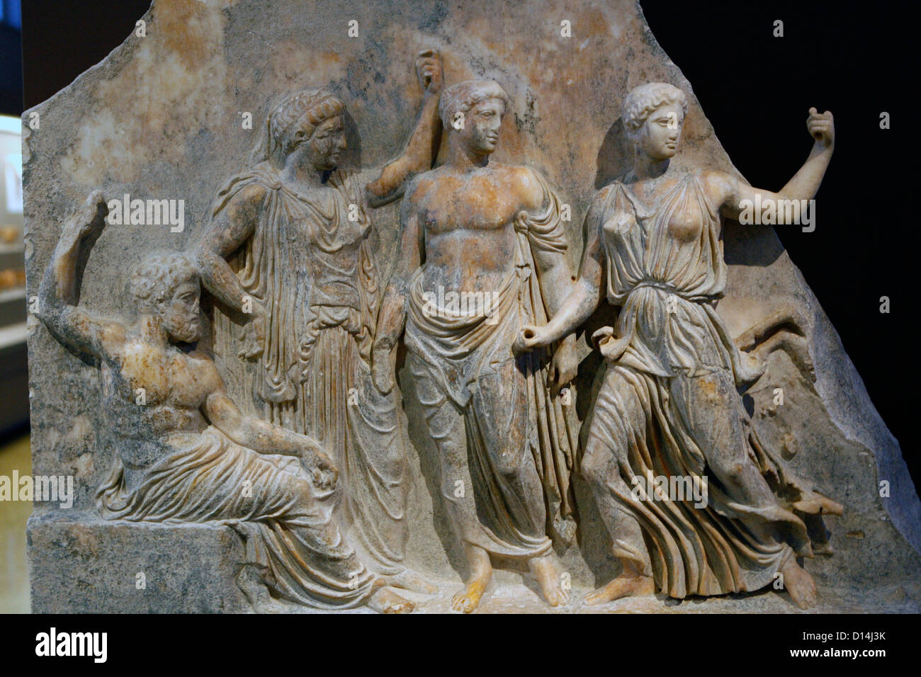 Das Relief der Götter (420/410 v. Chr.). Es zeigt Zeus sitzt, Leto, Apollo und Artemis
