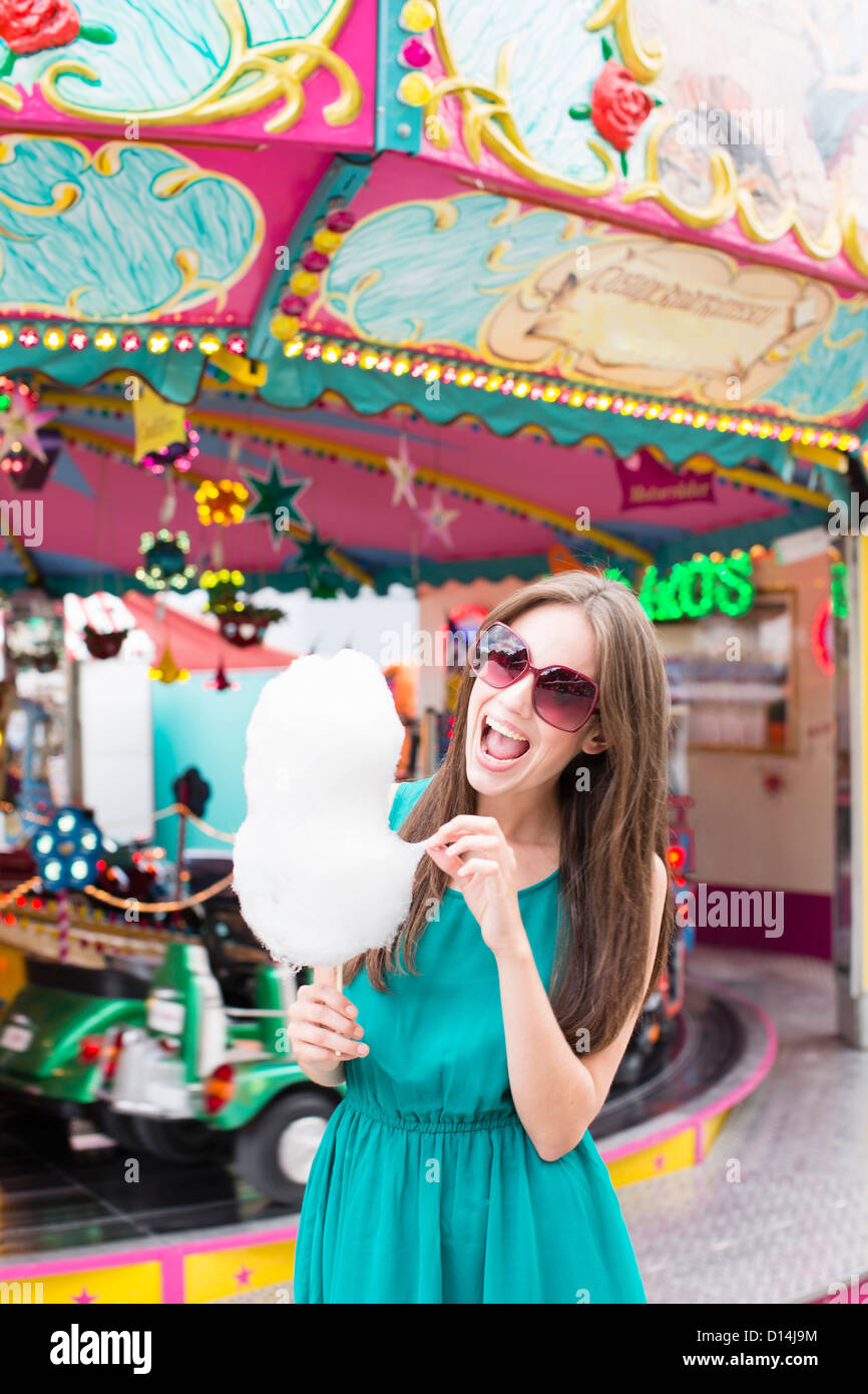 Frau essen Zuckerwatte auf Messe Stockfoto