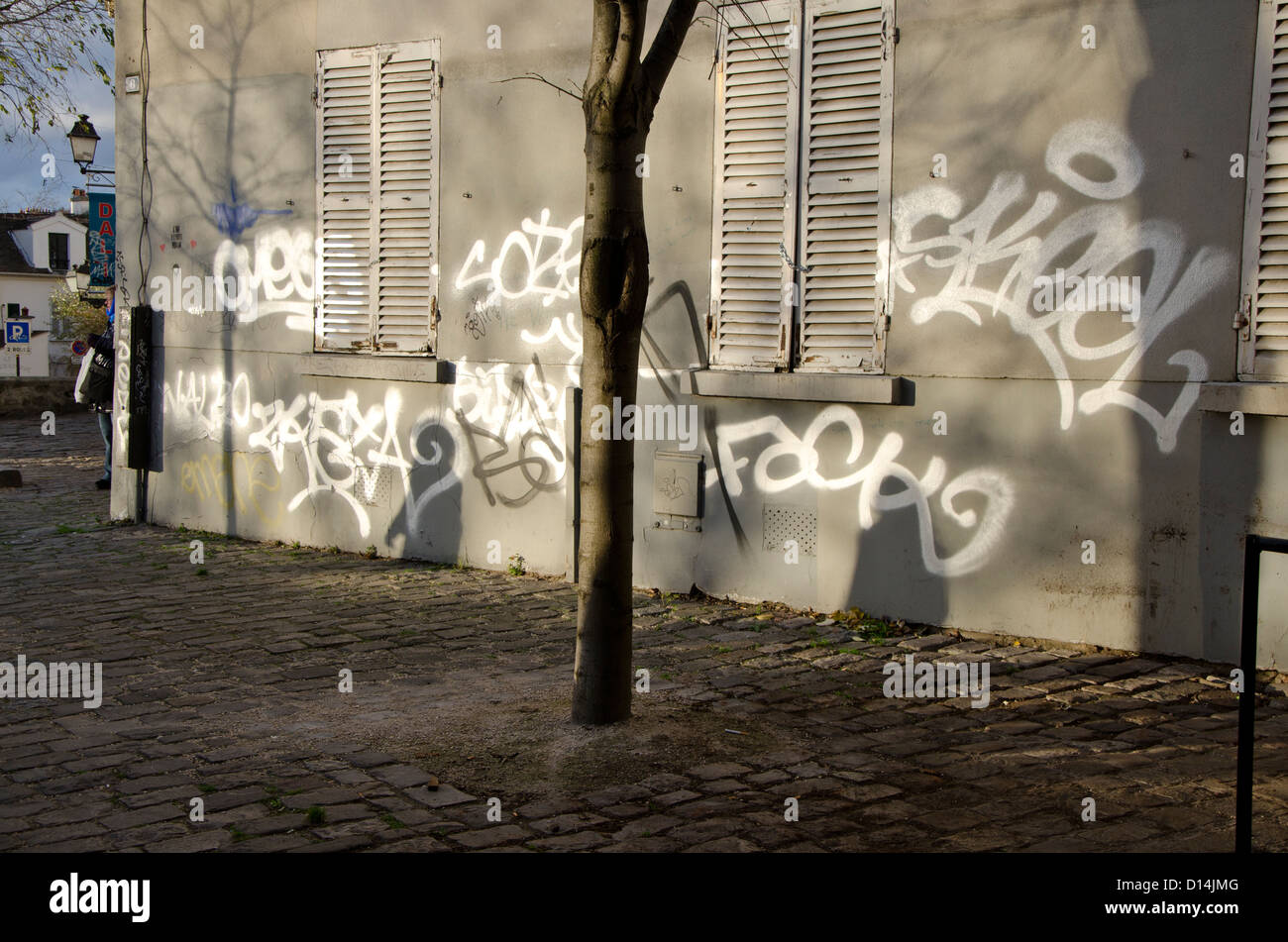 Graffiti auf einem Paris Gebäude Stockfoto