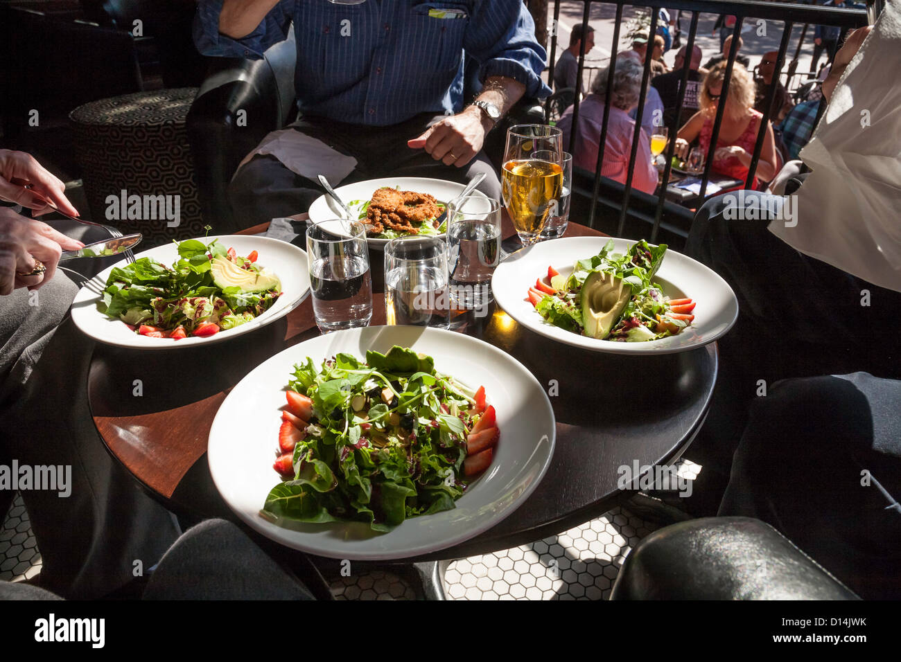 Vier Gerichte im Restaurant unter freiem Himmel Stockfoto