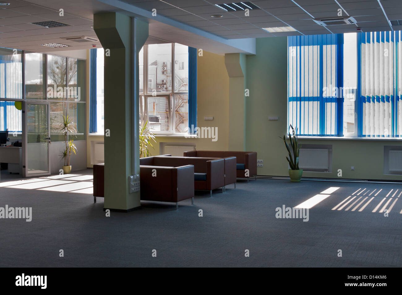 Moderne Büro-Halle mit Sofas für Kellner Stockfoto