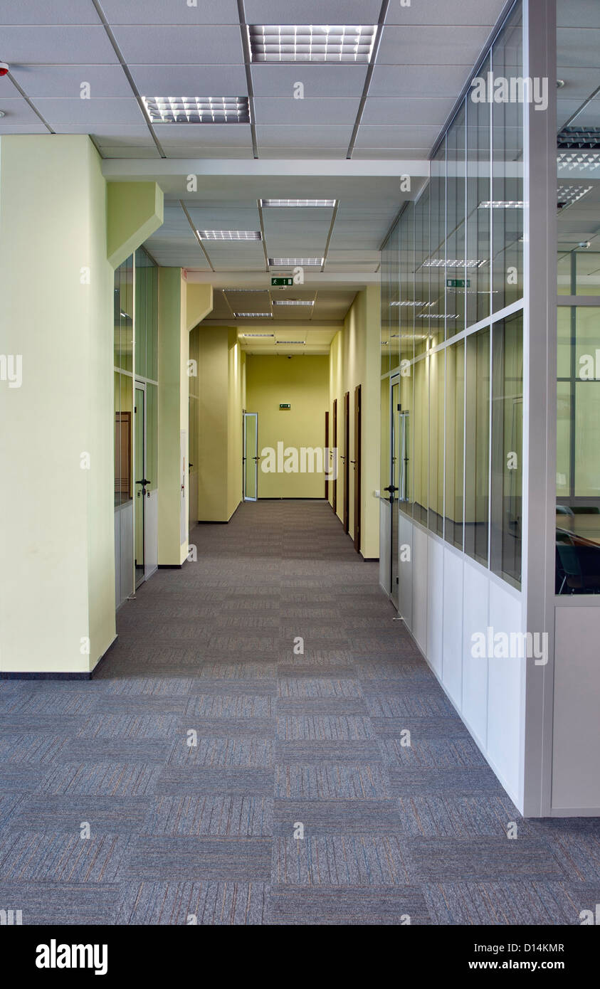 Korridor in das moderne Bürogebäude Stockfoto