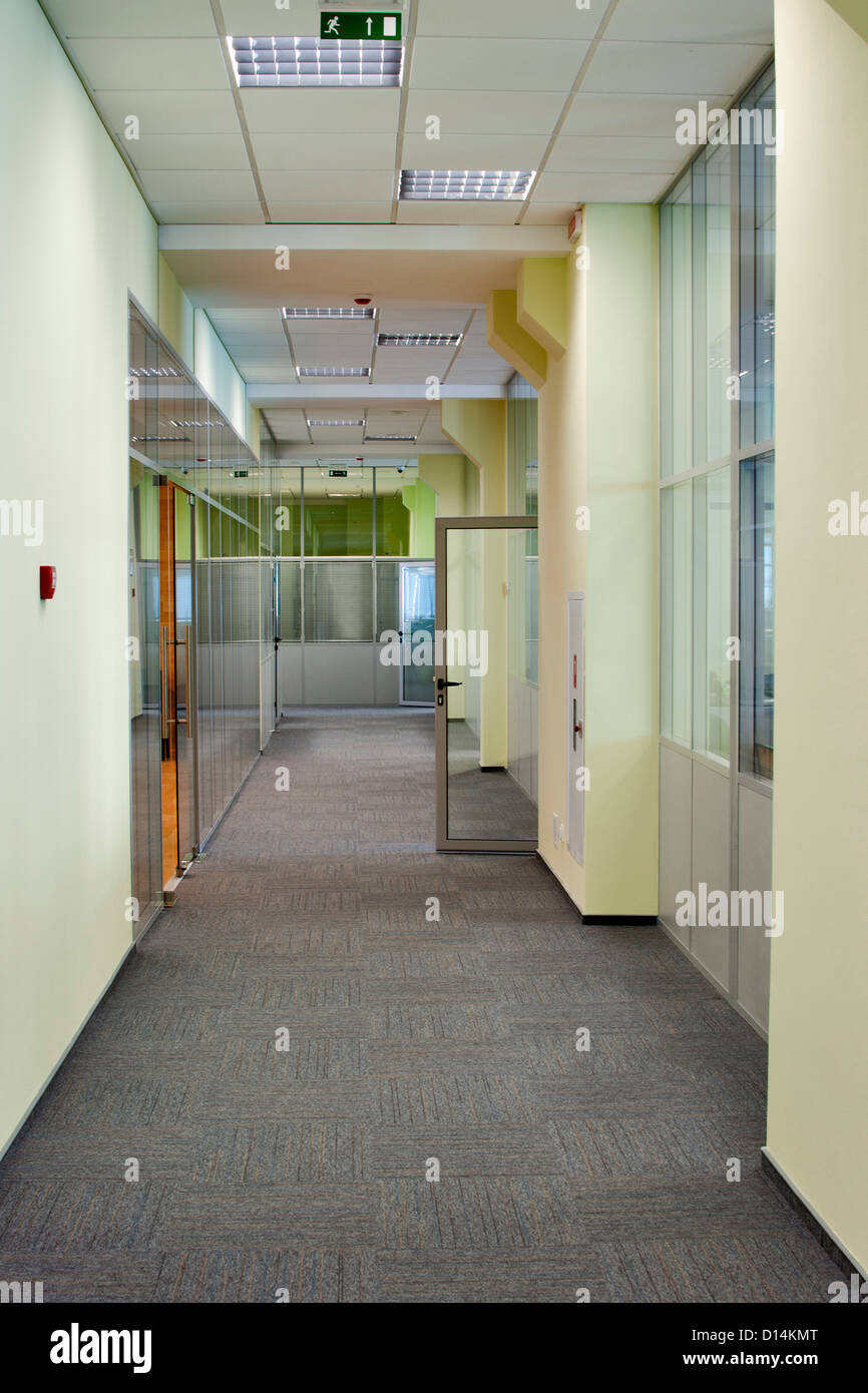 Korridor in das moderne Bürogebäude Stockfoto