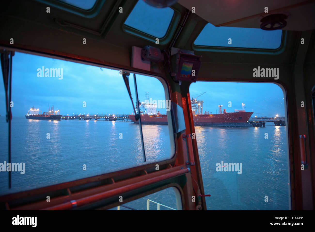 Tanker Schiffe vom Schlepper aus gesehen Stockfoto