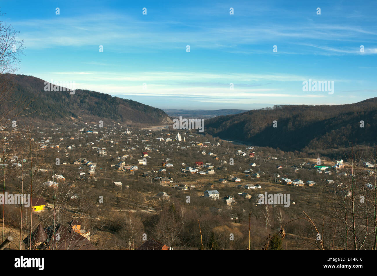 Tal der Cheremosh Fluß und Tudiv Dorf. Karpaten, Ukraine. Stockfoto