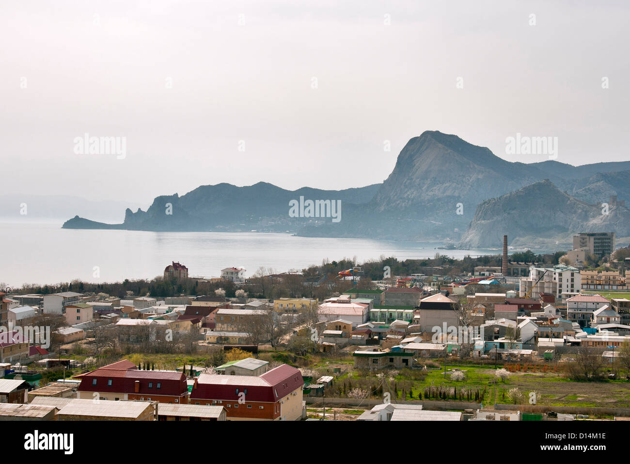 Zeitigen Frühjahr Resort Stadt Sudak im Dunst. Krim, Ukraine. Stockfoto