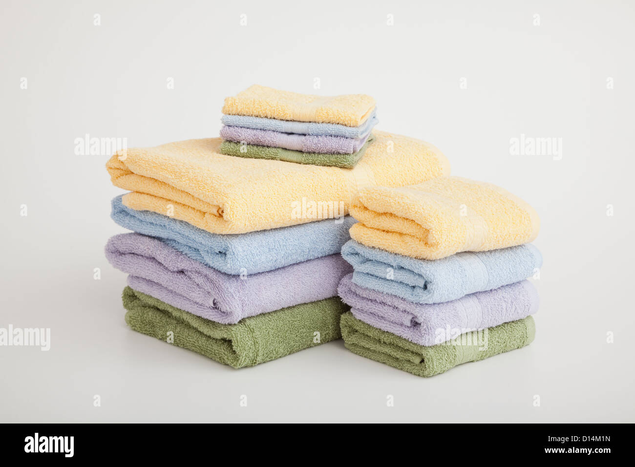 Studioaufnahme des Stapels Pastell farbigen Handtücher Stockfoto