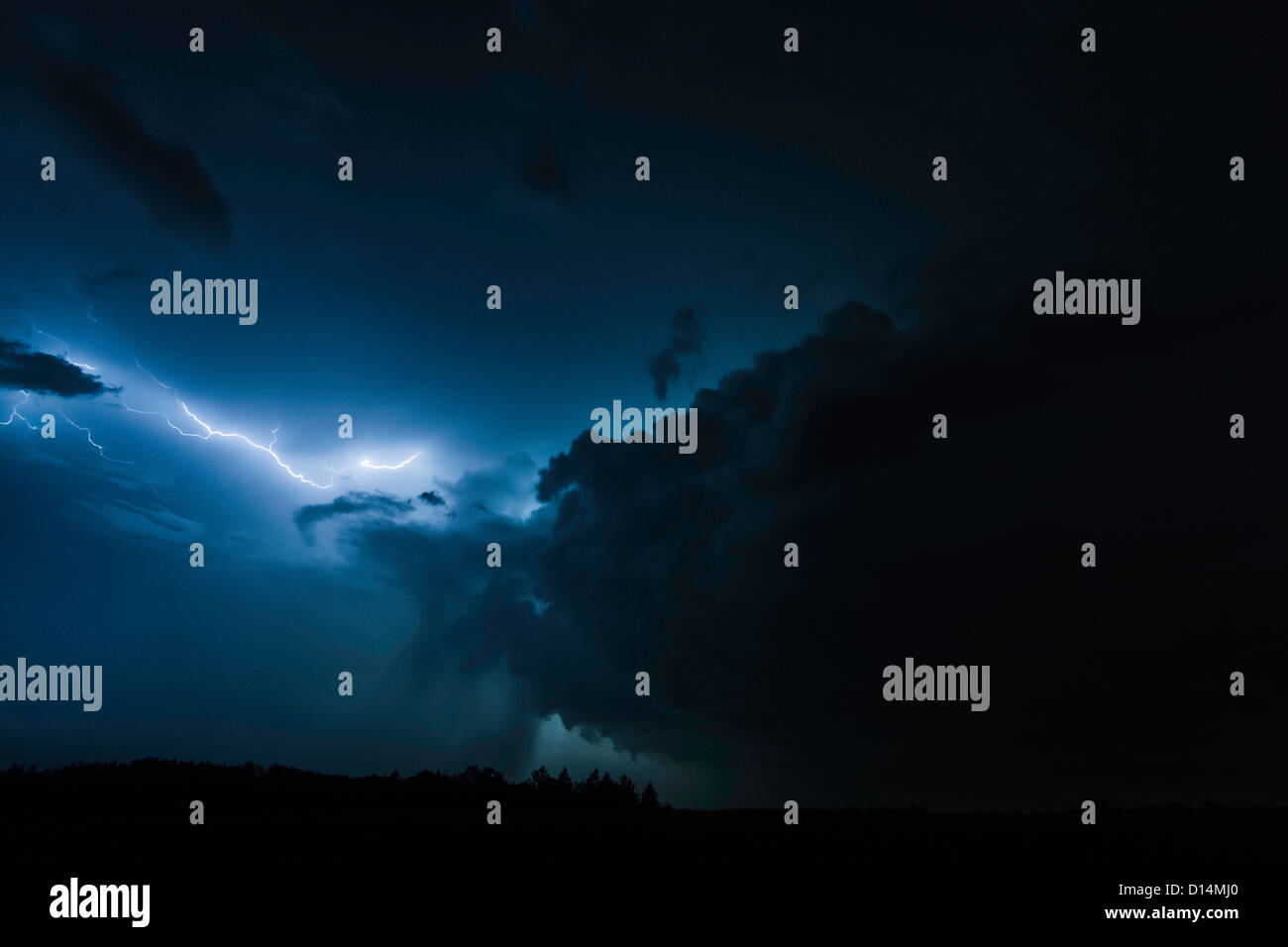 Beleuchtung-Wolken über ländliche Landschaft Stockfoto